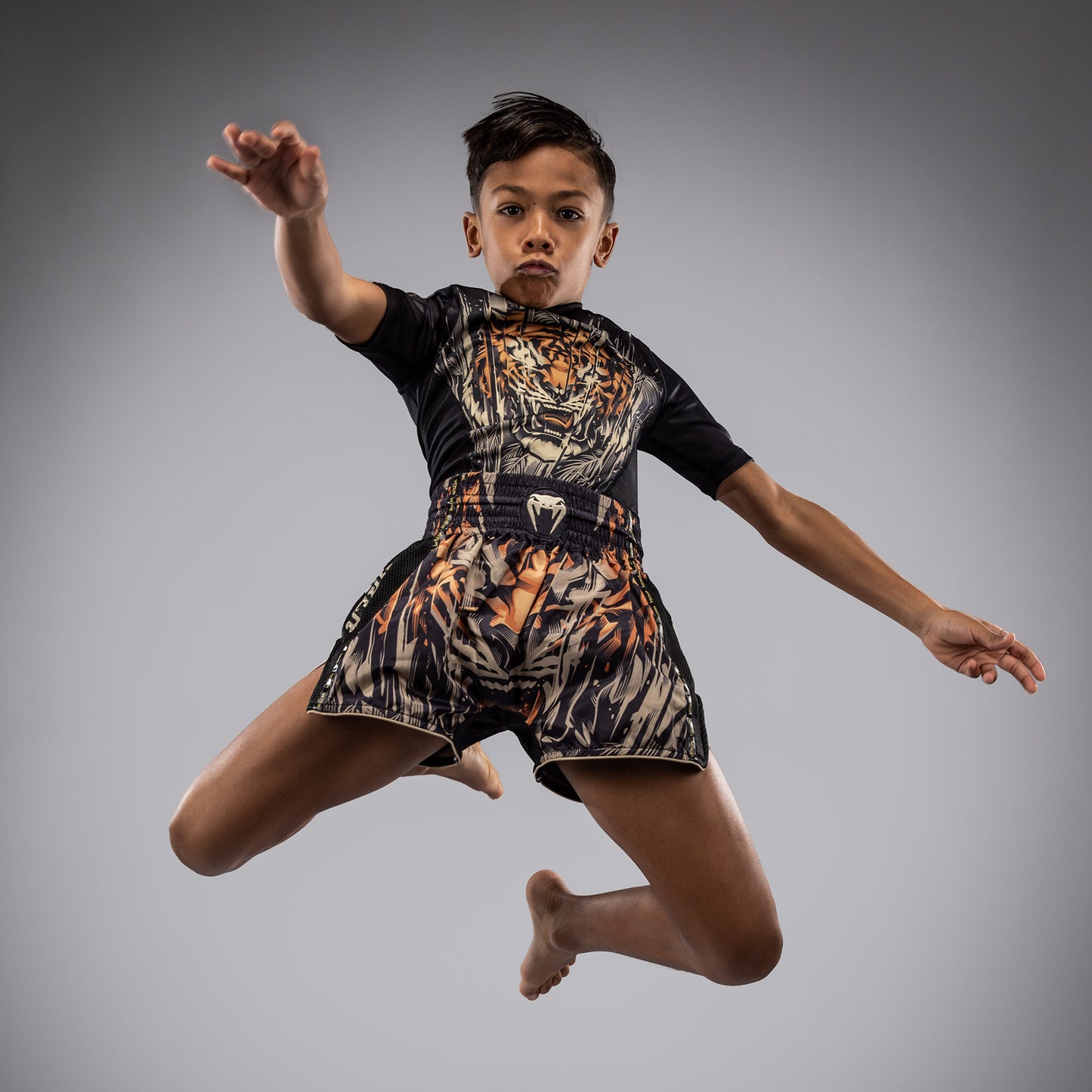 Short Muay Thai Venum Tiger pour Enfants - Noir/Orange Néon - product-type_Shorts de Muay Thai