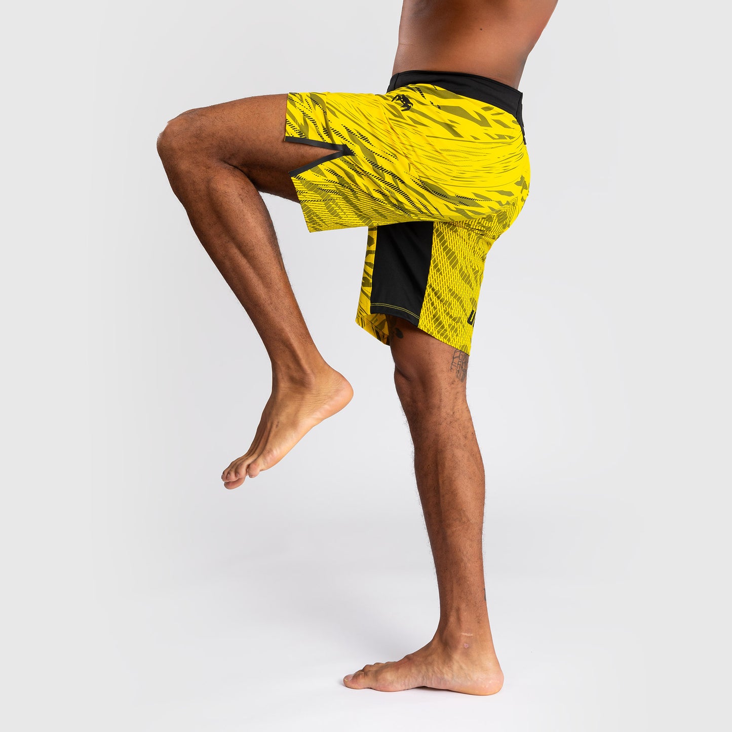 Shorts de Combat pour Hommes UFC Fusion by Venum Personnalisé Authentic Fight Night - Coupe Longue - Jaune - product-type_Shorts de MMA