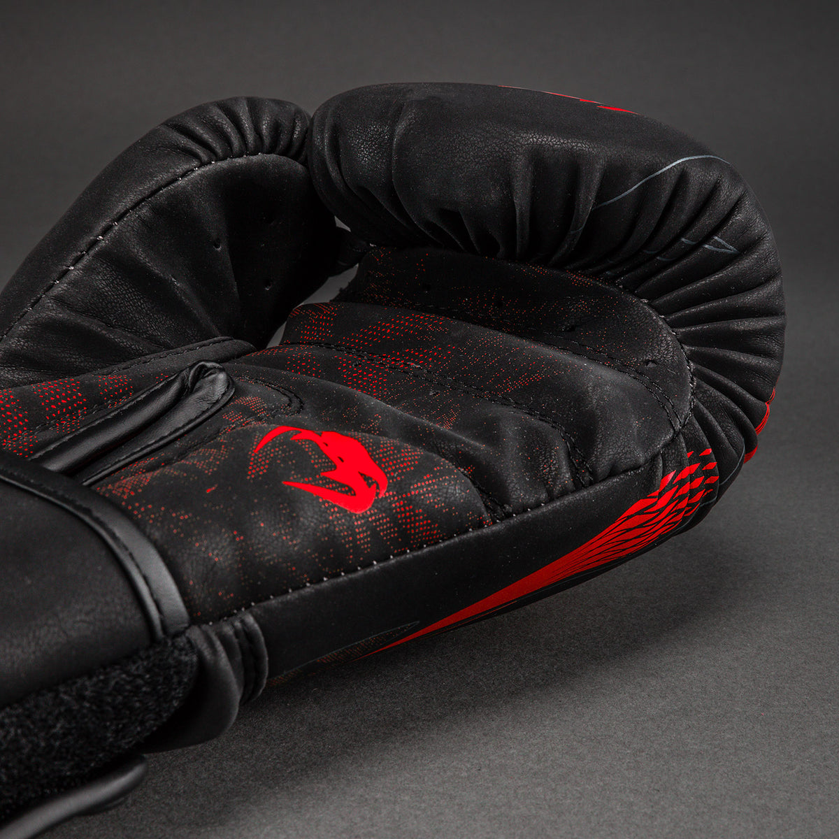 Gants de boxe Impact Venum Amazonia Reborn - Noir/Rouge