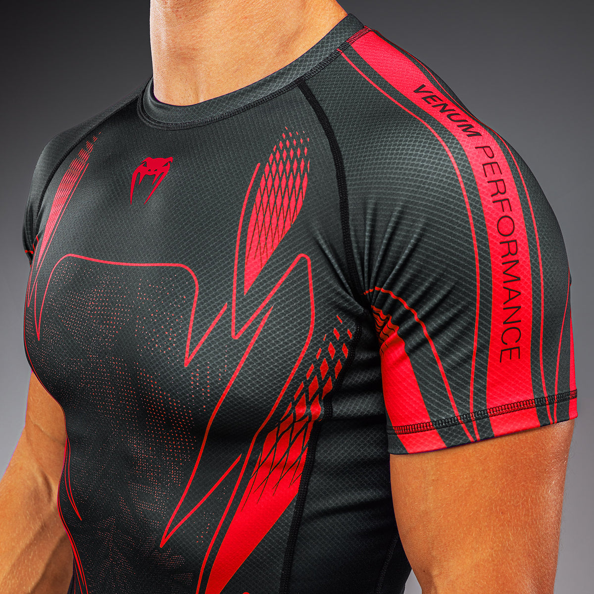 Rashguard à manches courtes Venum Amazonia Reborn - Noir/Rouge