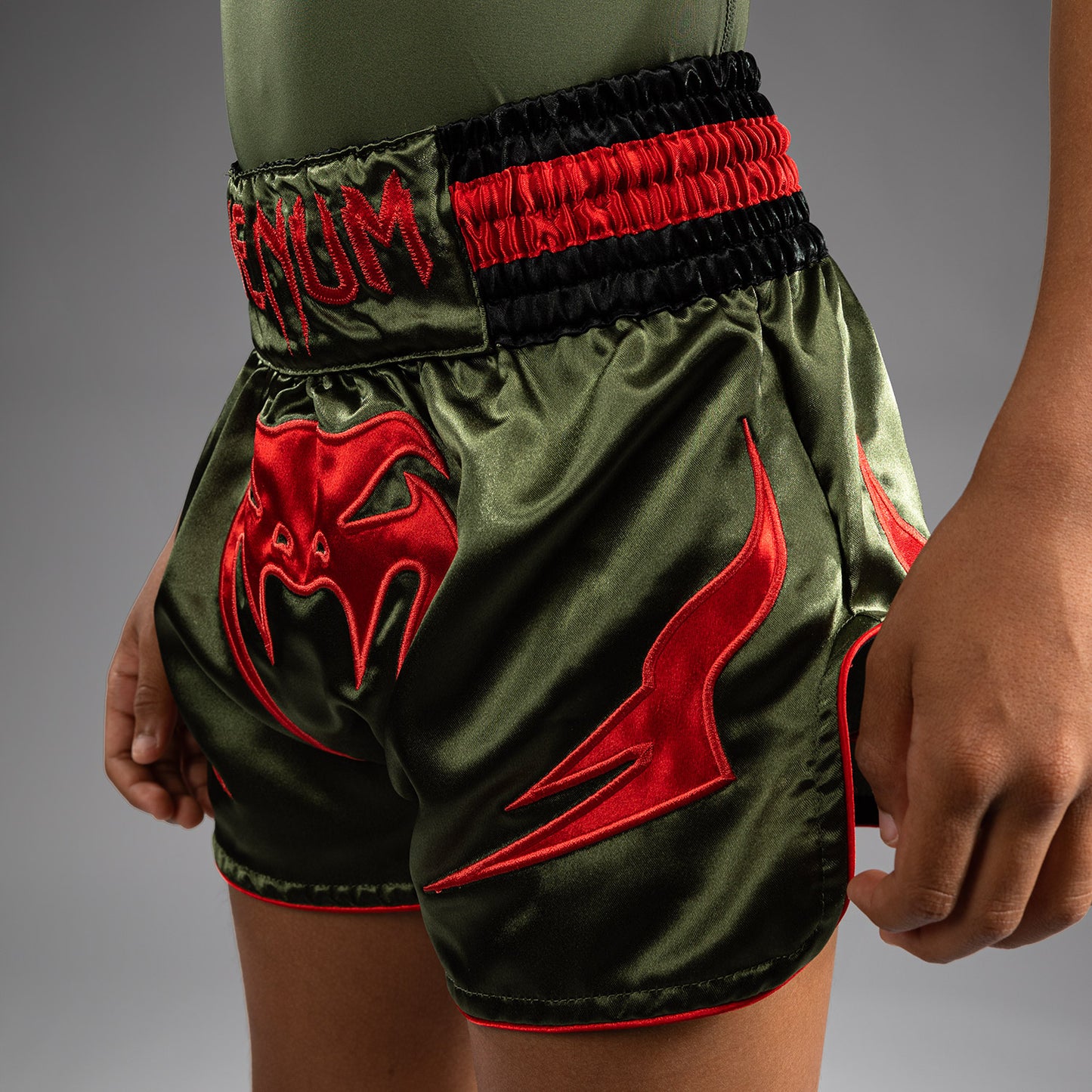 Short de Muay Thai pour Enfants Venum Inferno - Vert militaire/Orange - product-type_Shorts de Muay Thai
