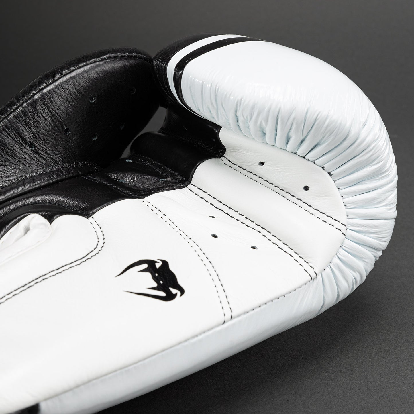 Gants de boxe Venum Shield Pro avec velcro - Noir/Blanc - product-type_Gants de boxe