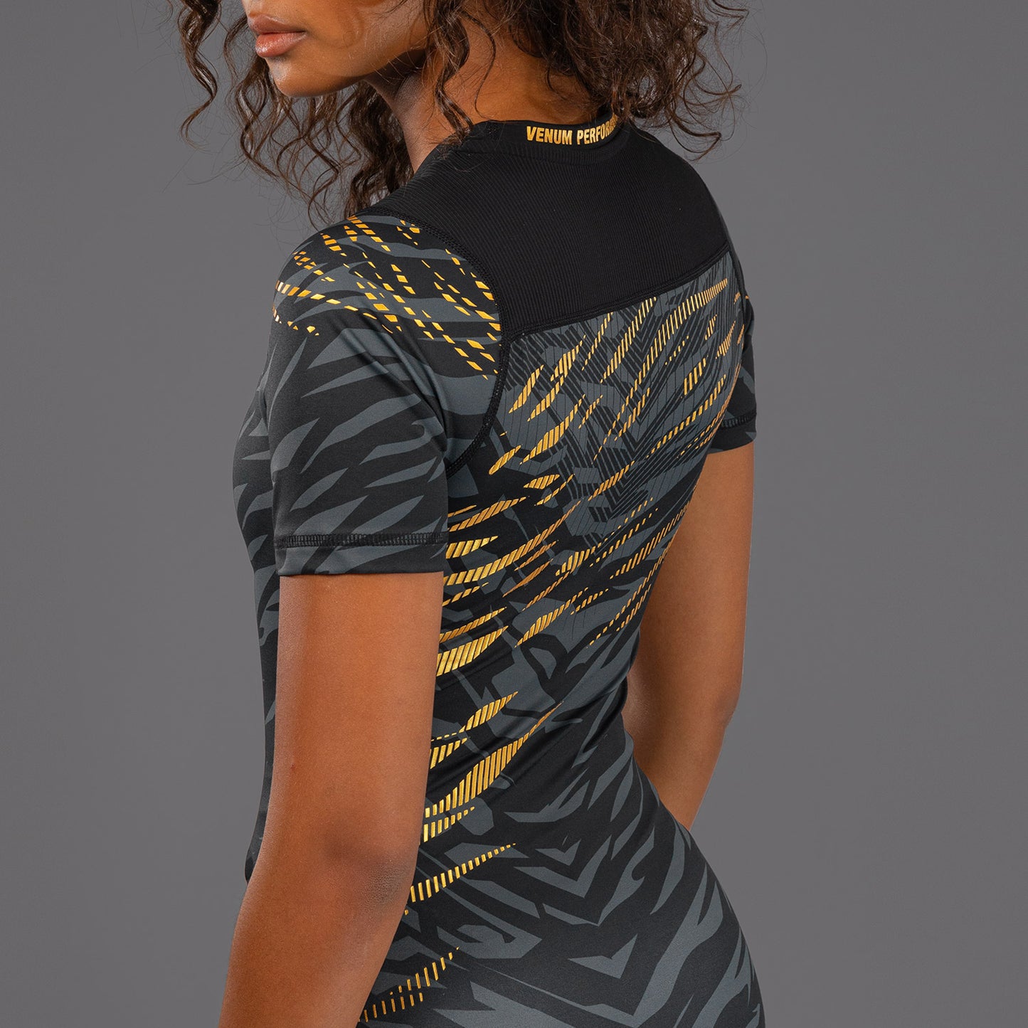 Rashguard Performance à Manches Courtes pour Femmes UFC Fusion by Venum Authentic Fight Night - Champion - product-type_T-Shirts de Compression