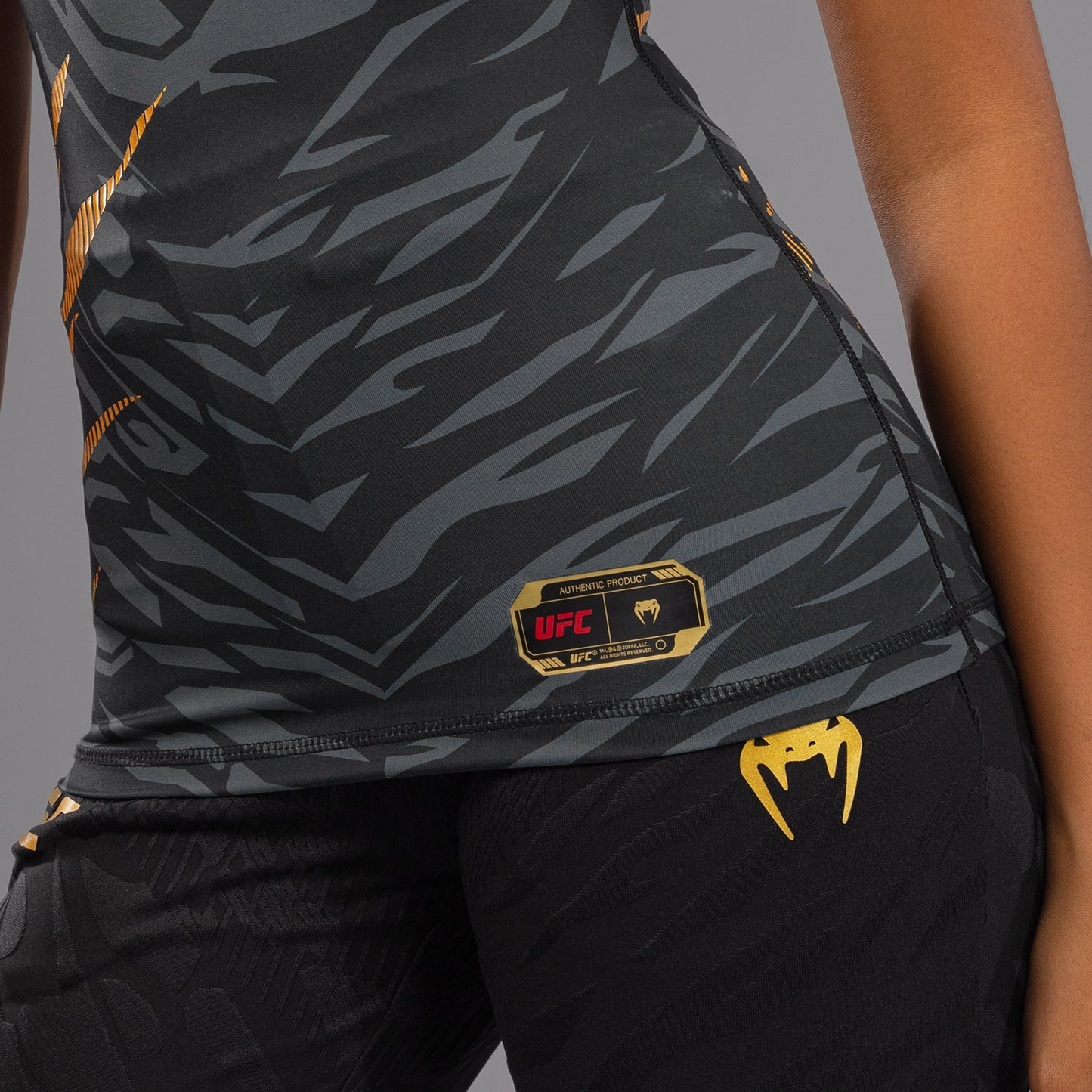 Rashguard Performance à Manches Courtes pour Femmes UFC Fusion by Venum Authentic Fight Night - Champion - product-type_T-Shirts de Compression