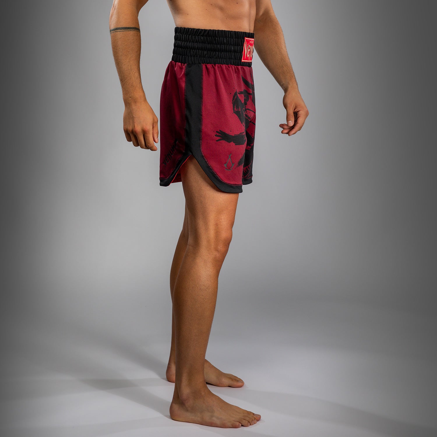 Short de Boxe pour Hommes Venum x Assassin’s Creed Shadows - Bordeaux/Noir - product-type_Shorts de boxe