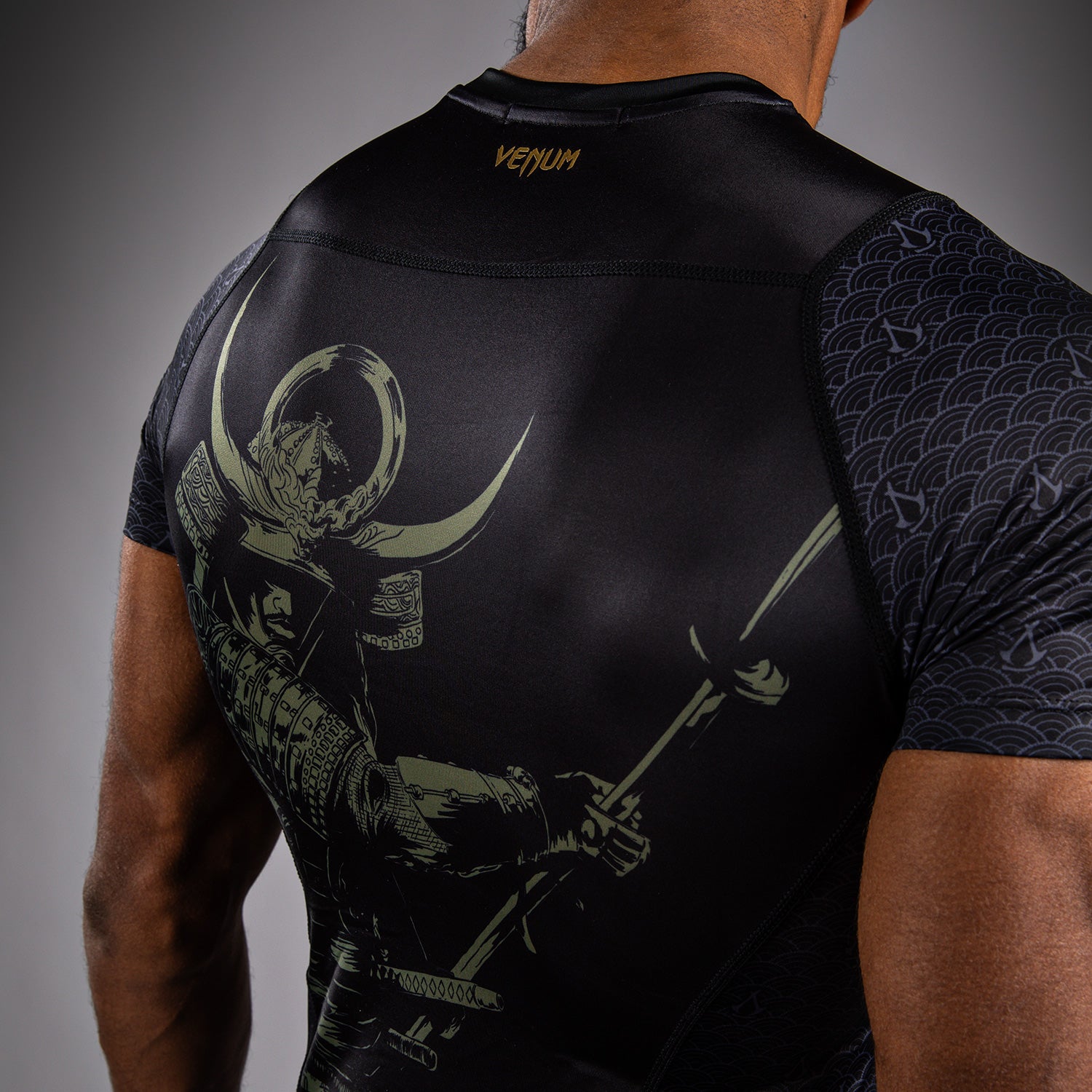 Rashguard Manches Courtes Venum x Assassin's Creed Shadows - Noir - product-type_T-Shirts de Compression