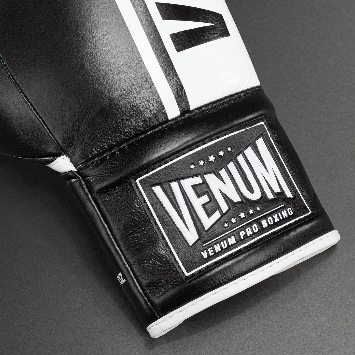 Gants de boxe Venum Shield Pro avec lacets - Noir/Blanc - product-type_Gants de boxe