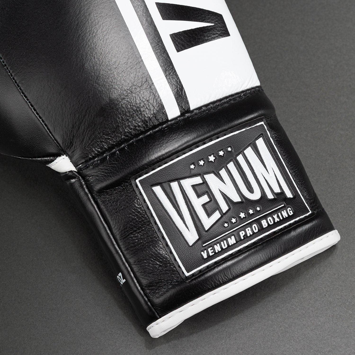 Gants de boxe Venum Shield Pro avec lacets - Noir/Blanc - product-type_Gants de boxe