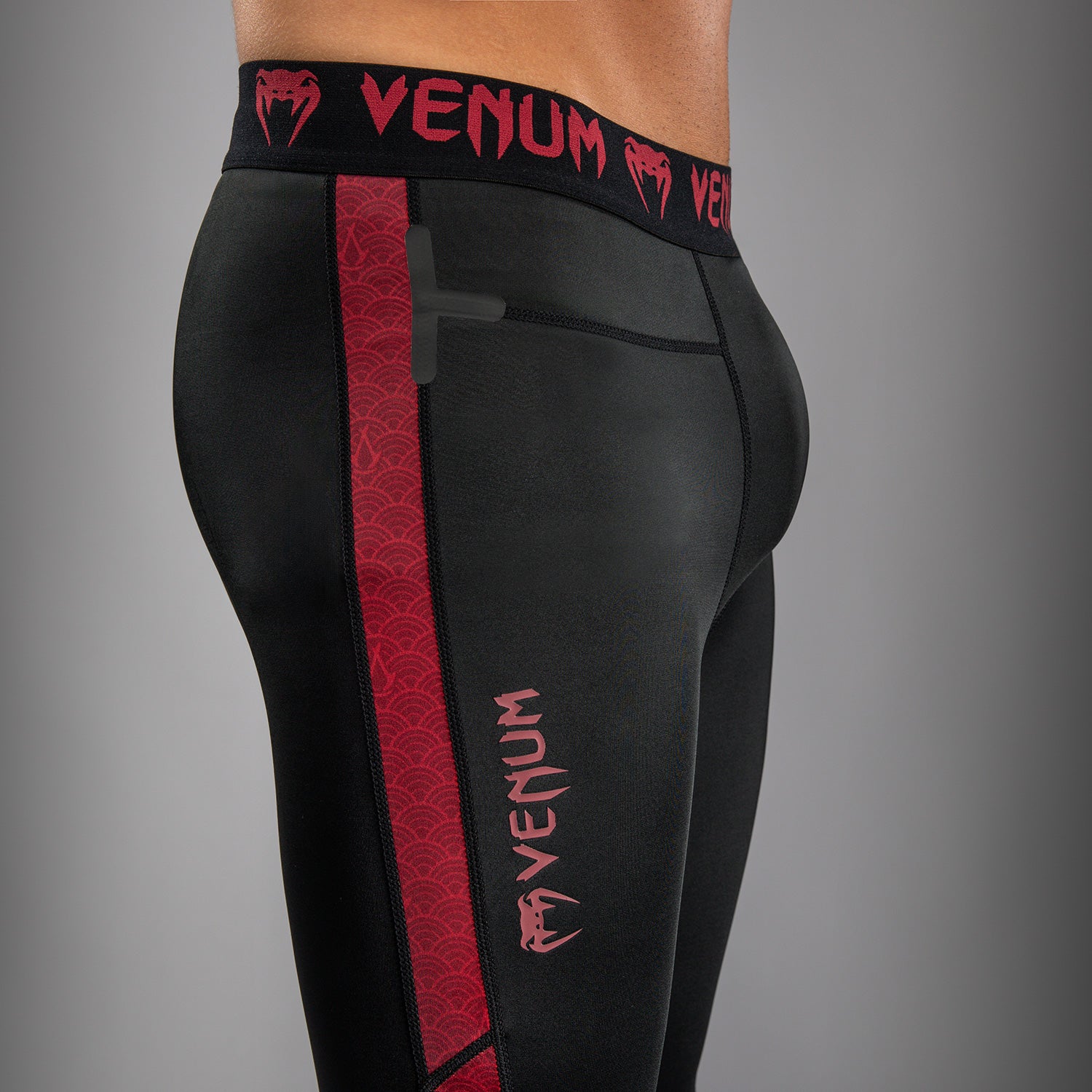 Pantalon de compression pour Hommes Venum x Assassin’s Creed Shadows - Bordeaux/Black - product-type_Pantalons de Compression