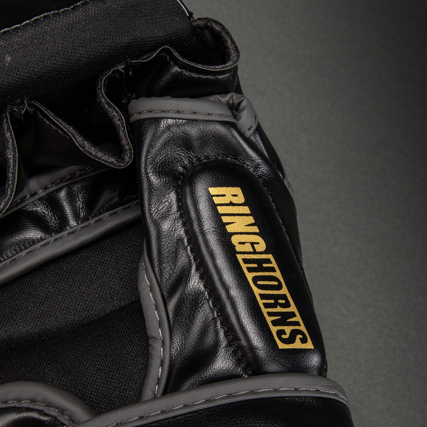 Gants de Sparring Ringhorns Charger by Venum – Noir/Or - product-type_Gants de Sparring