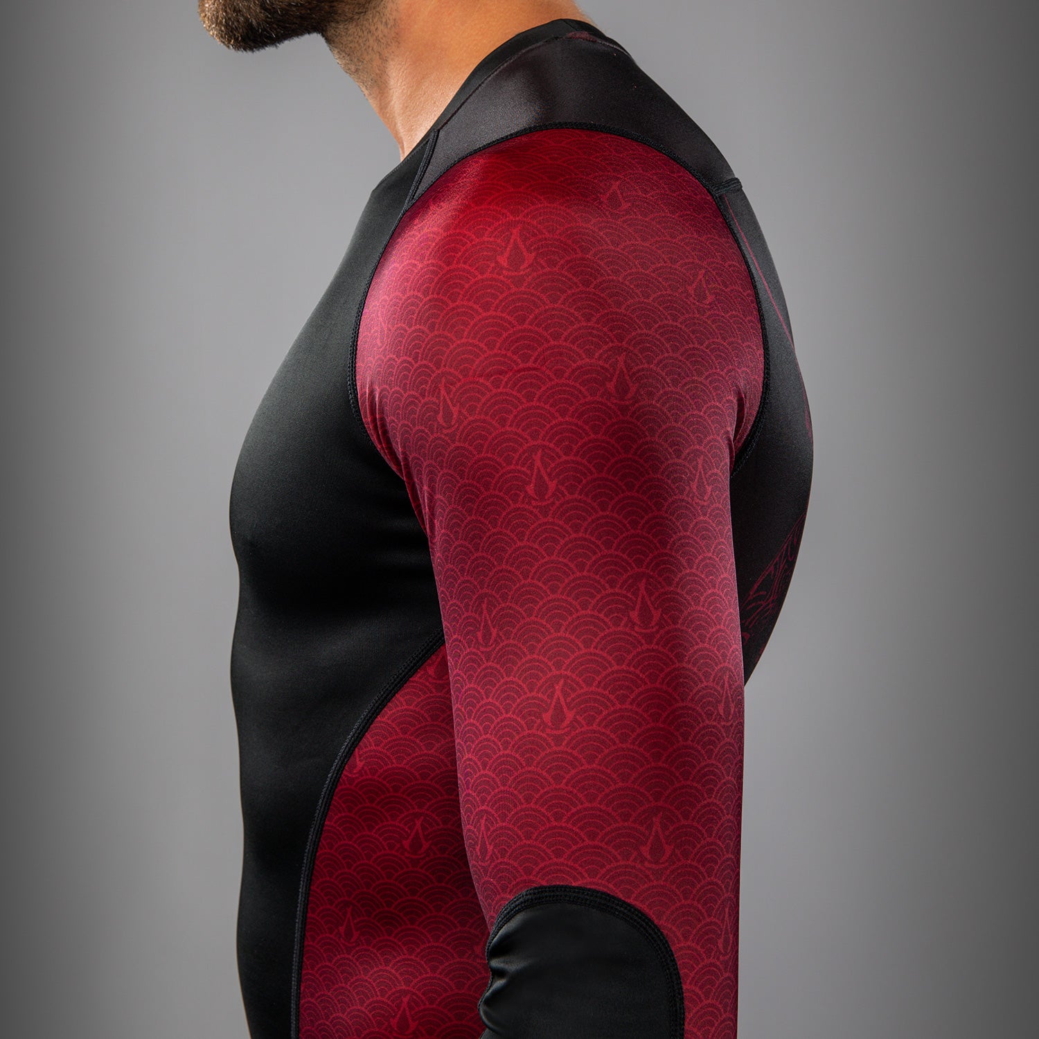 Rashguard à manches longues pour Hommes Venum x Assassin’s Creed Shadows - Bordeaux/Noir - product-type_T-Shirts de Compression