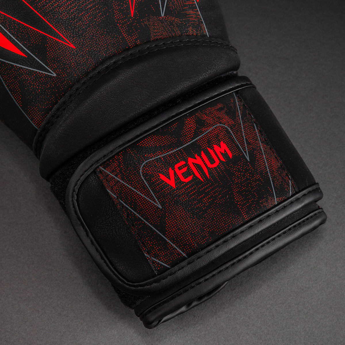 Gants de boxe Impact Venum Amazonia Reborn - Noir/Rouge