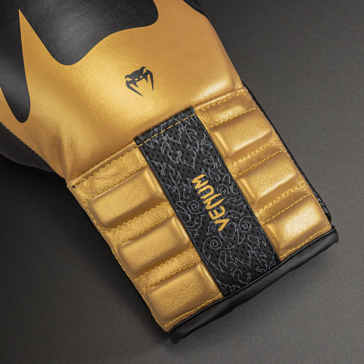 Gants de Boxe Venum Reverso – Noir/Or