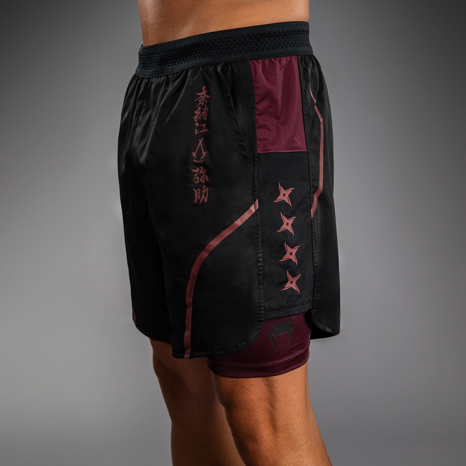 Short d'Entraînement pour Hommes Venum x Assassin’s Creed Shadows - Bordeaux/Noir - product-type_Shorts de training