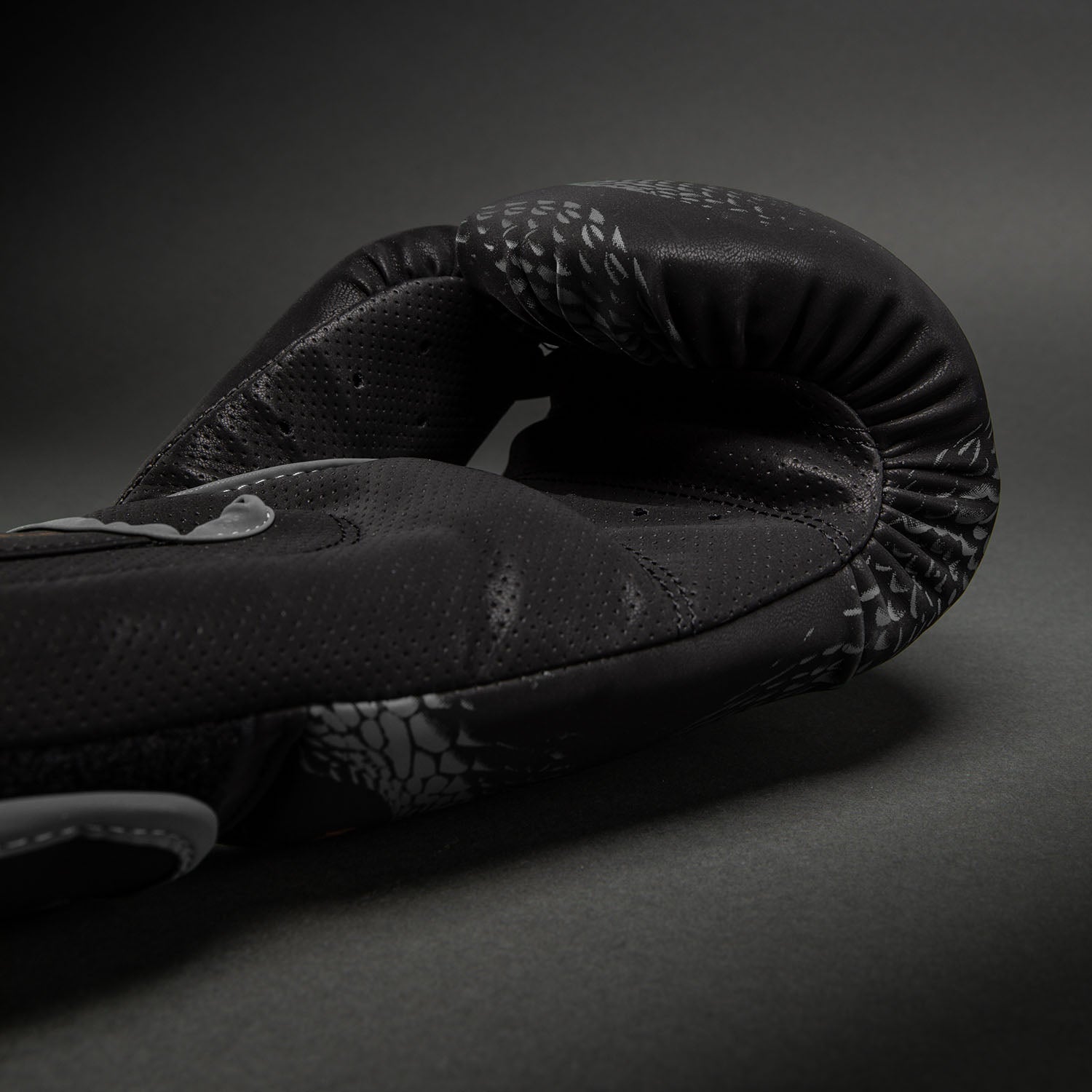Gants de Boxe Venum Matupa - Noir/Gris/Or - product-type_Gants de boxe