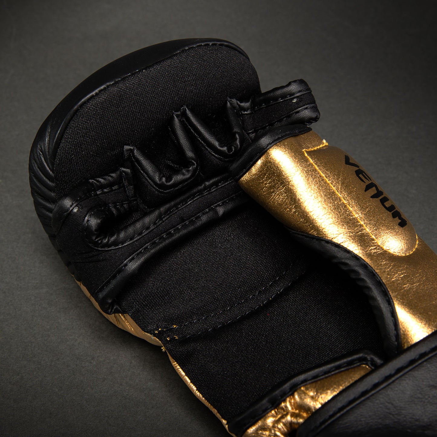 Gants de Sparring en Cuir Venum Attack 2.0 – Or/Noir