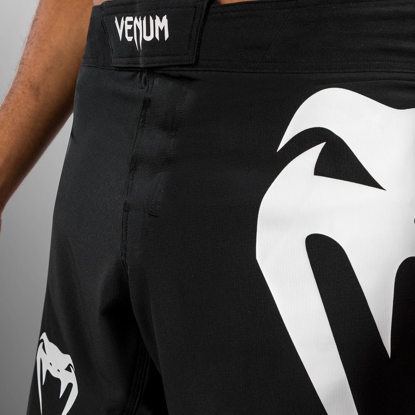 Venum Light 5.0 Short de combat - Noir/Blanc - product-type_Shorts de MMA