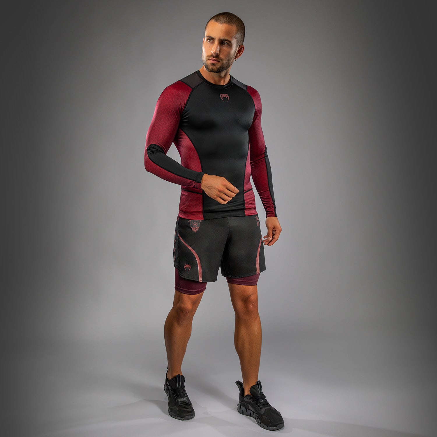 Rashguard à manches longues pour Hommes Venum x Assassin’s Creed Shadows - Bordeaux/Noir - product-type_T-Shirts de Compression