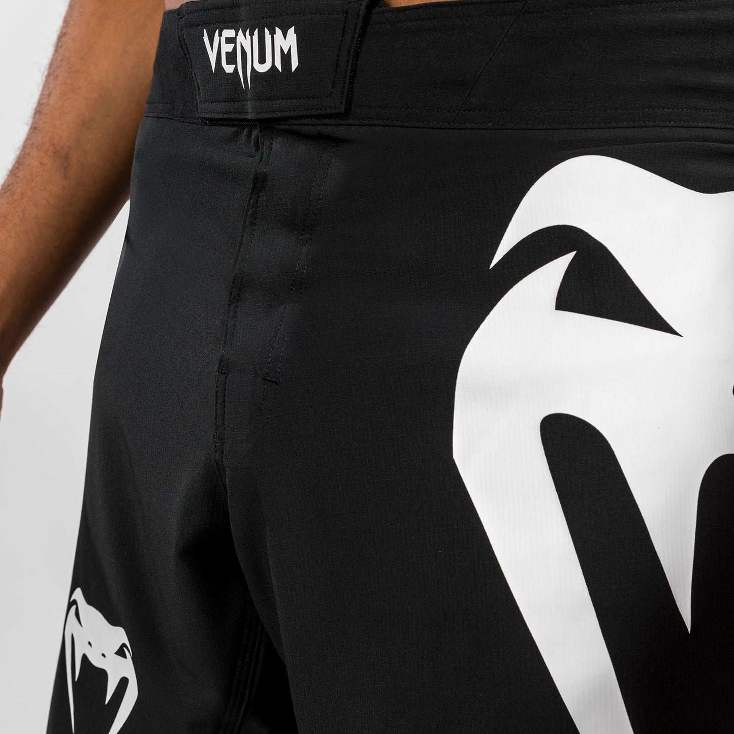 Venum Light 5.0 Short de combat - Noir/Blanc - product-type_Shorts de MMA