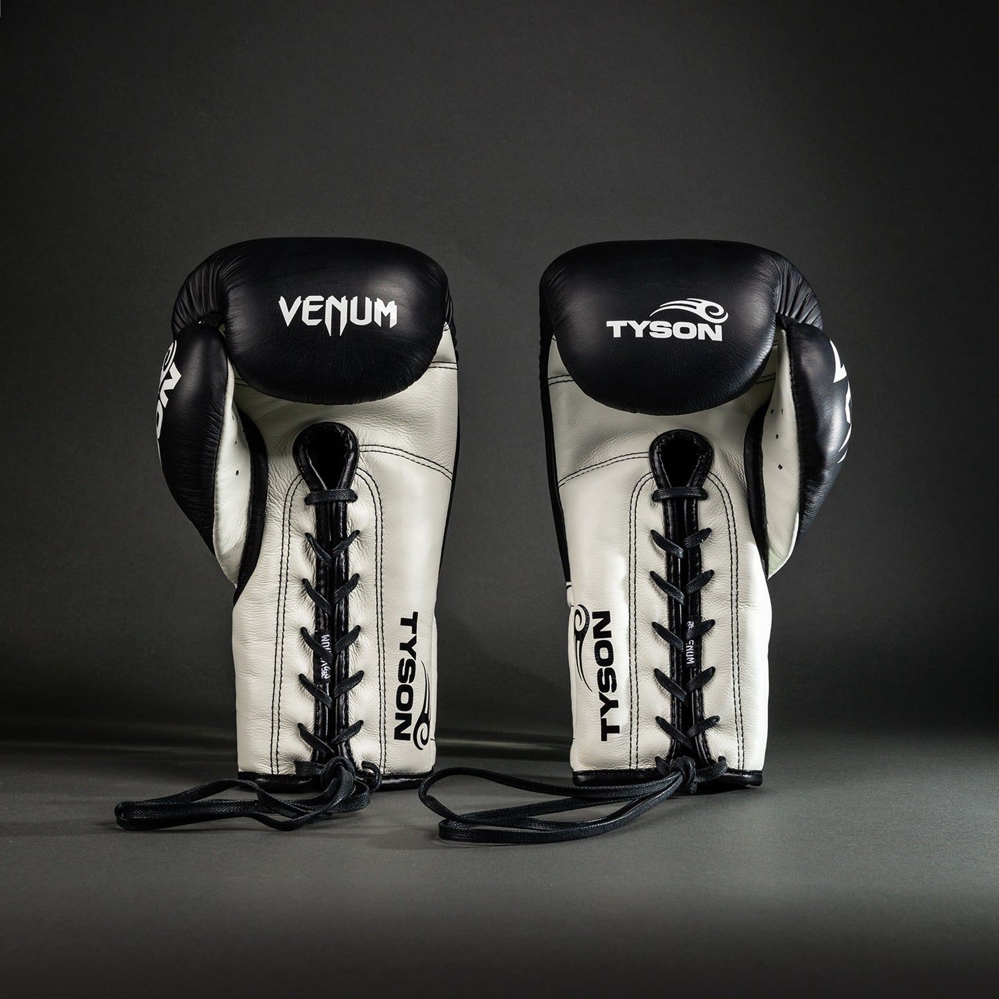 Gants de Boxe Pro Venum Giant 2.0 Mike Tyson avec Lacets - Noir Profond/Blanc Optique