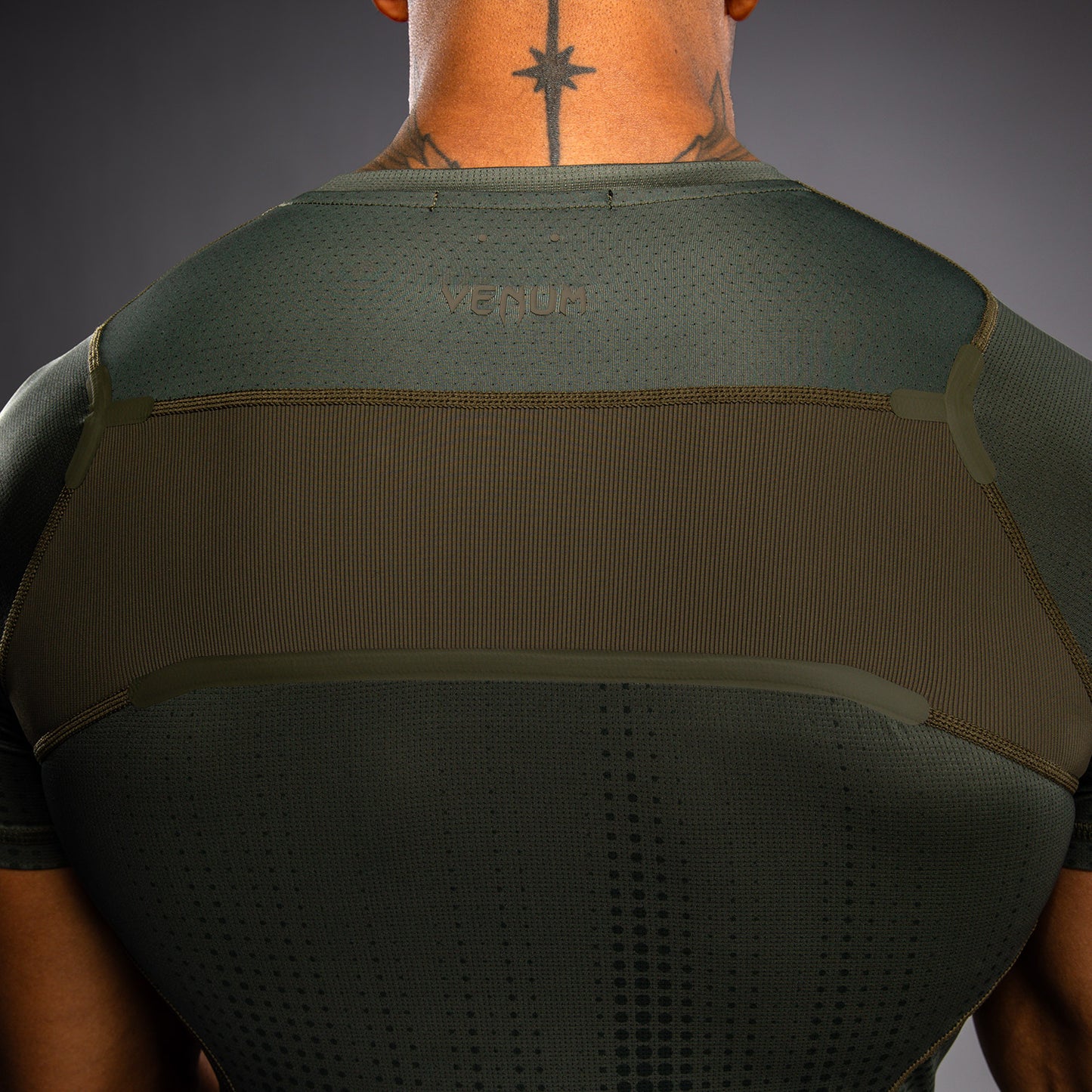 Rashguard à Manches Courtes Venum Stealth – Kaki/Vert Foncé - product-type_T-Shirts de Compression