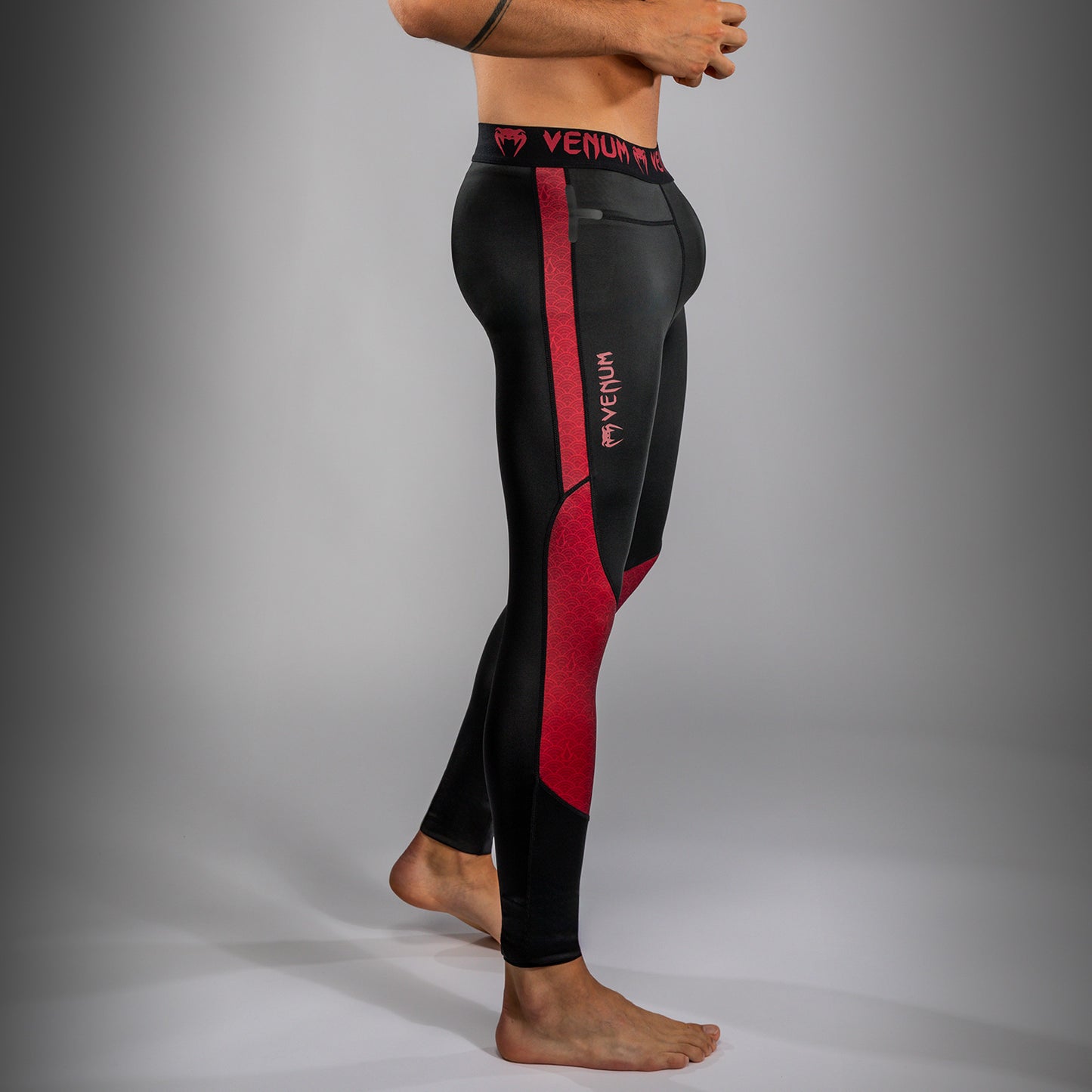 Pantalon de compression pour Hommes Venum x Assassin’s Creed Shadows - Bordeaux/Black - product-type_Pantalons de Compression