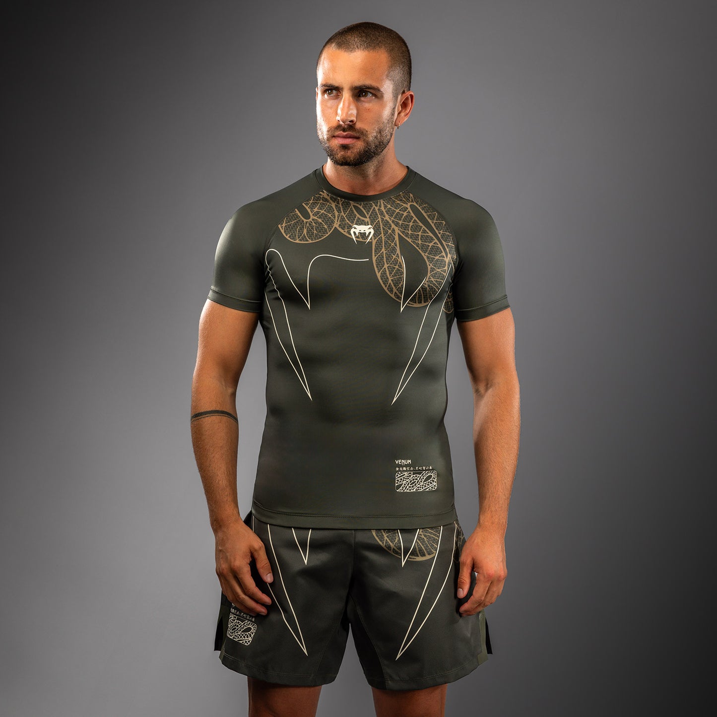 Rashguard Manches Courtes Venum Serpenti – Kaki/Bronze/Ivoire - product-type_T-Shirts de Compression