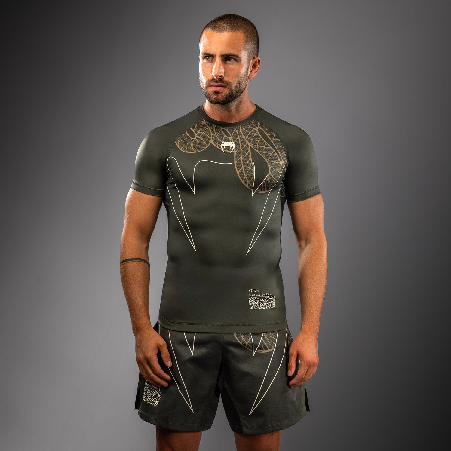 Rashguard Manches Courtes Venum Serpenti – Kaki/Bronze/Ivoire - product-type_T-Shirts de Compression