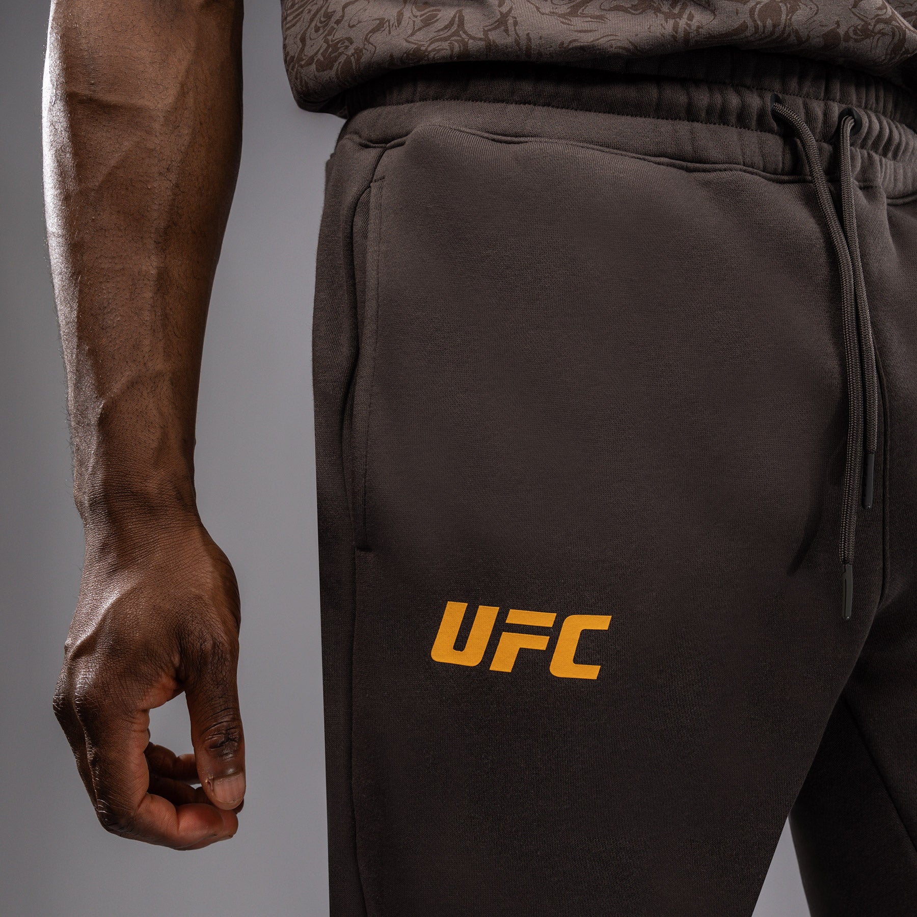 Pantalon en Coton pour Hommes UFC Fusion by Venum Fight Week - Marron Terrestre - product-type_Pantalons de jogging