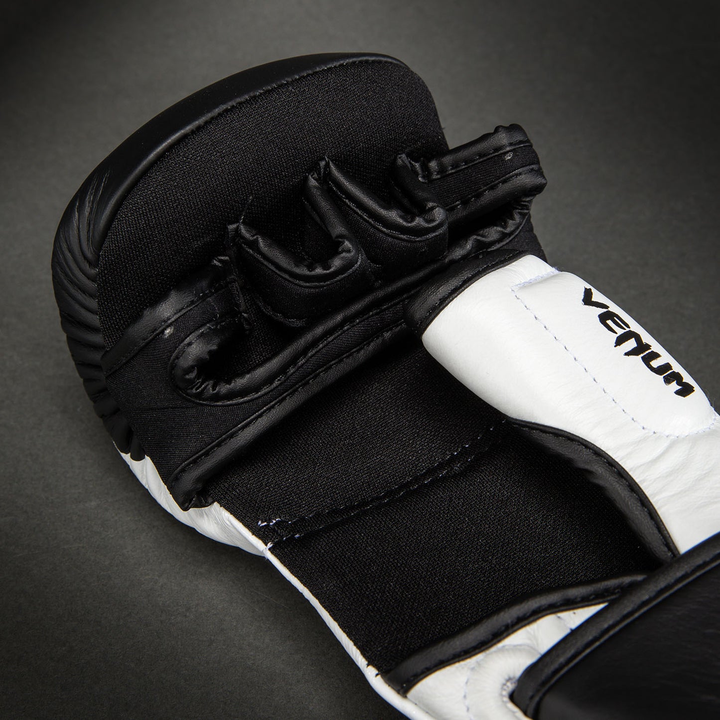 Gants de Sparring en Cuir Venum Attack 2.0 – Noir/Blanc