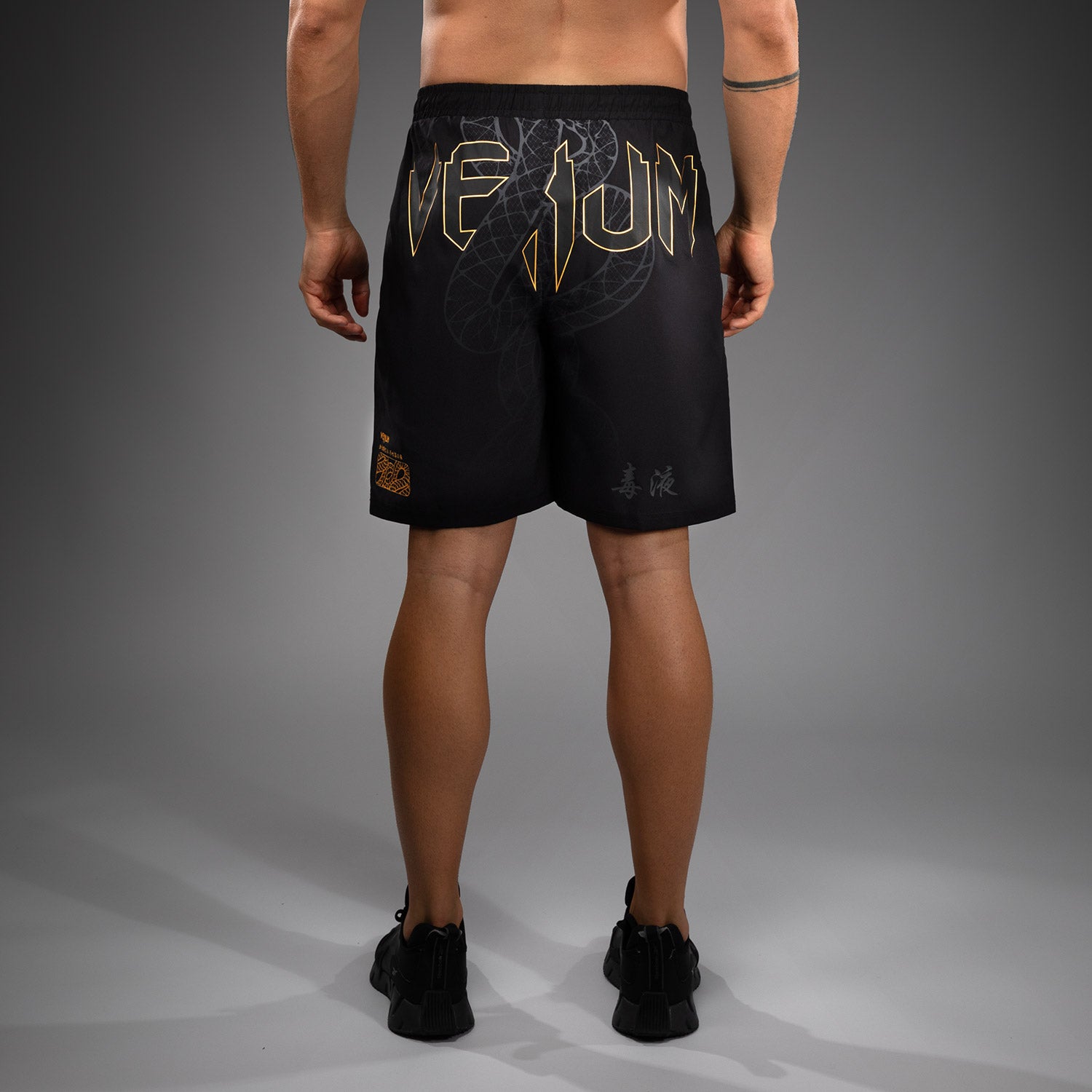 Short de Training Venum Serpenti – Noir/Argent/Or - product-type_Shorts de training