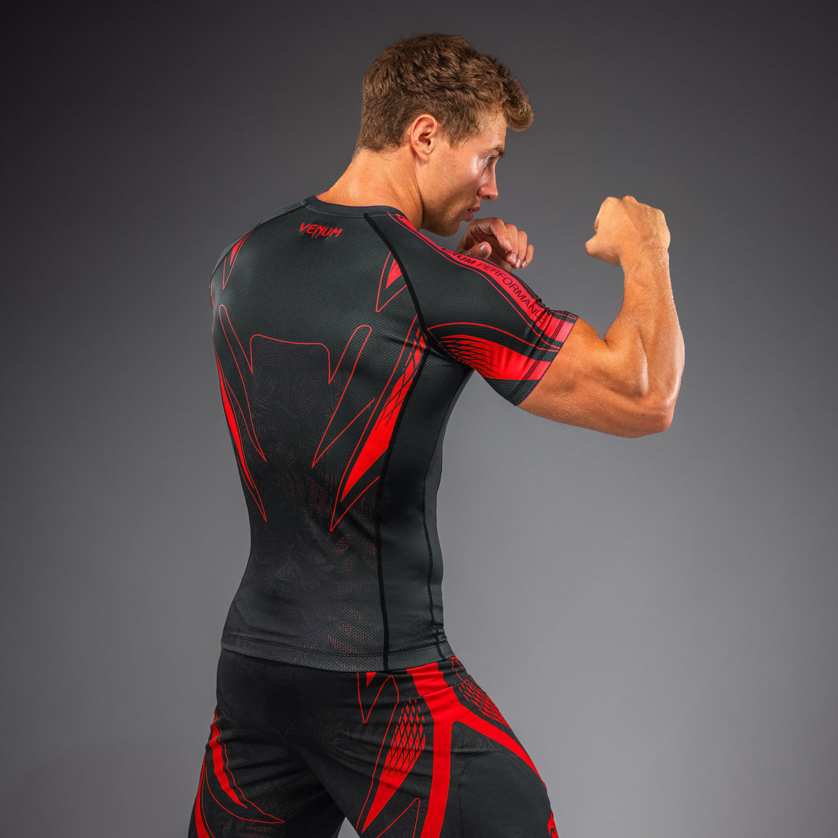 Rashguard à manches courtes Venum Amazonia Reborn - Noir/Rouge