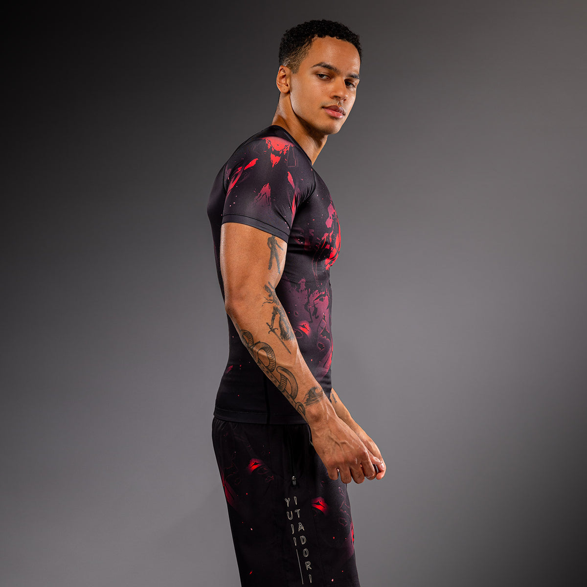 Rashguard à Manches Courtes Itadori Jujutsu Kaisen x Venum – Noir/Rouge
