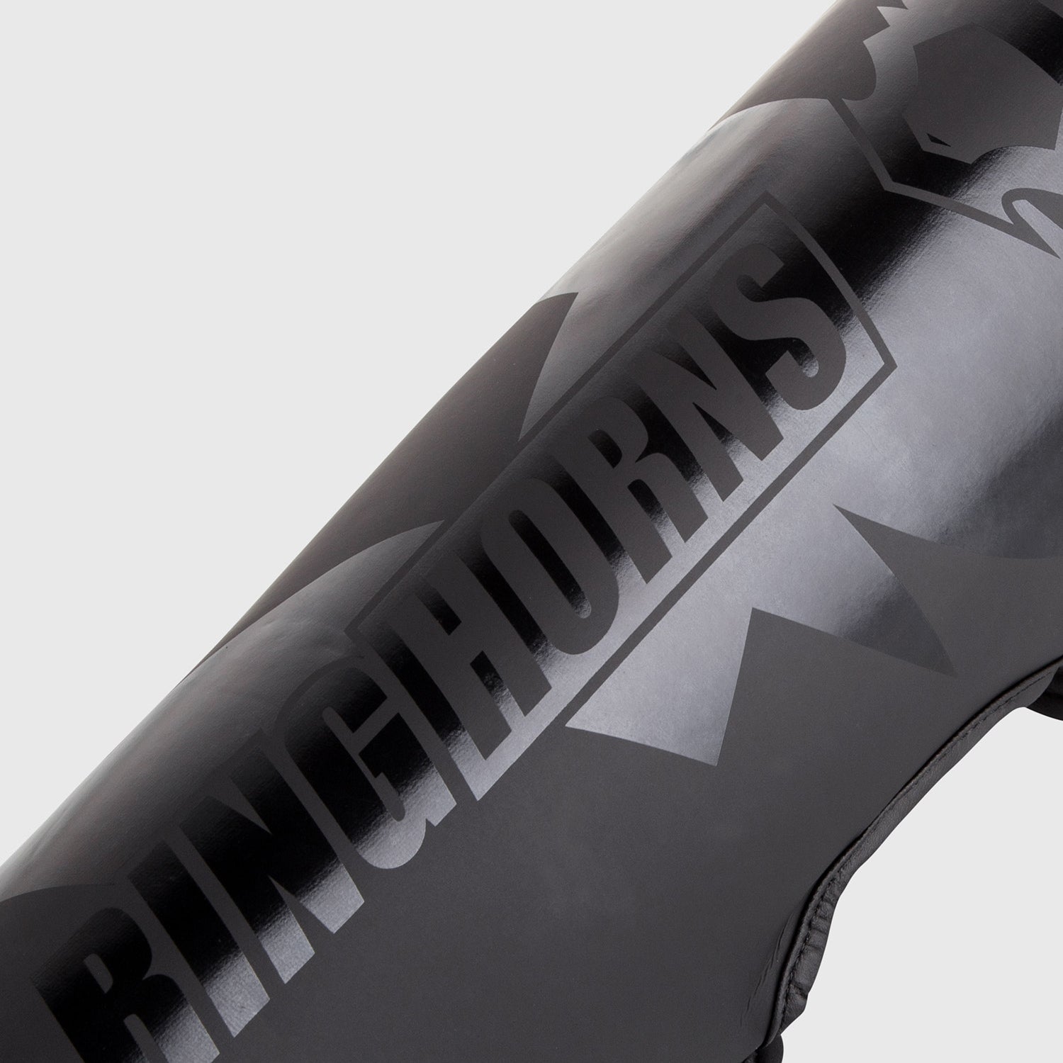 Protège-tibias Ringhorns Charger by Venum - Noir/Noir - product-type_Protège-tibias