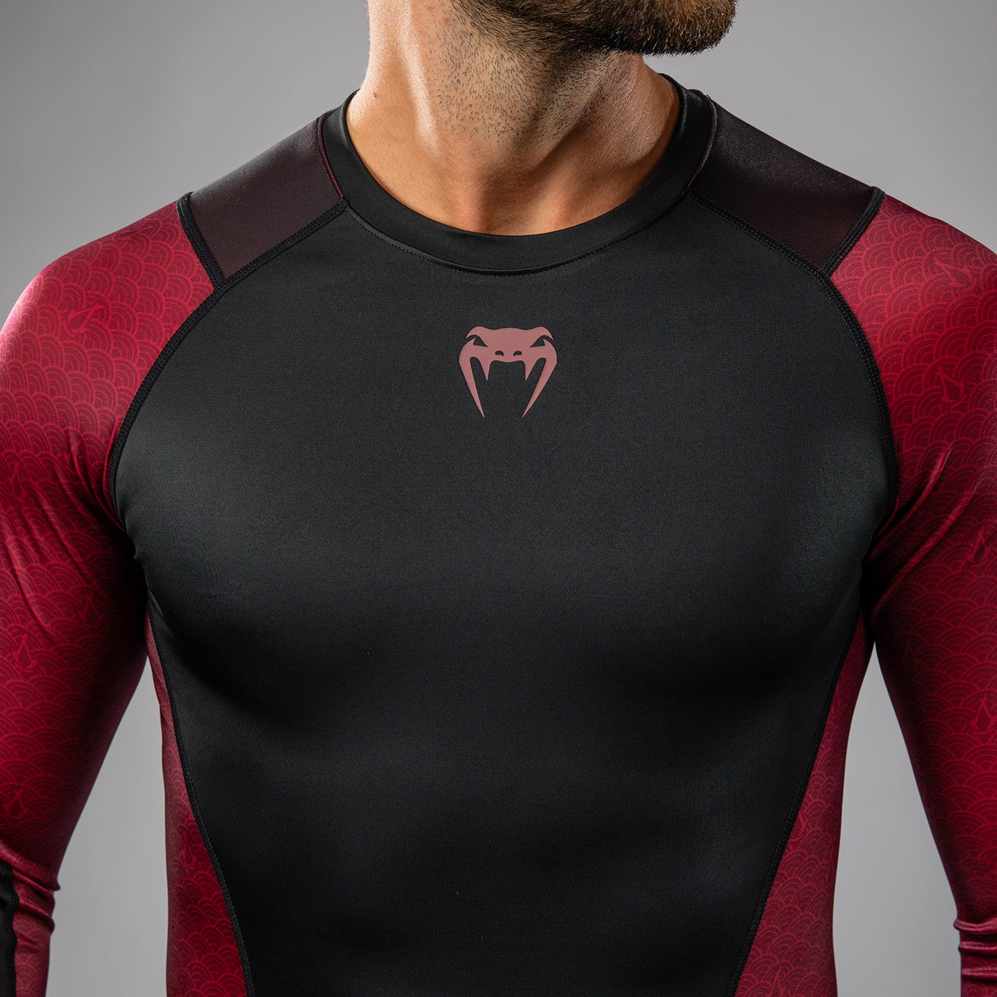 Rashguard à manches longues pour Hommes Venum x Assassin’s Creed Shadows - Bordeaux/Noir - product-type_T-Shirts de Compression