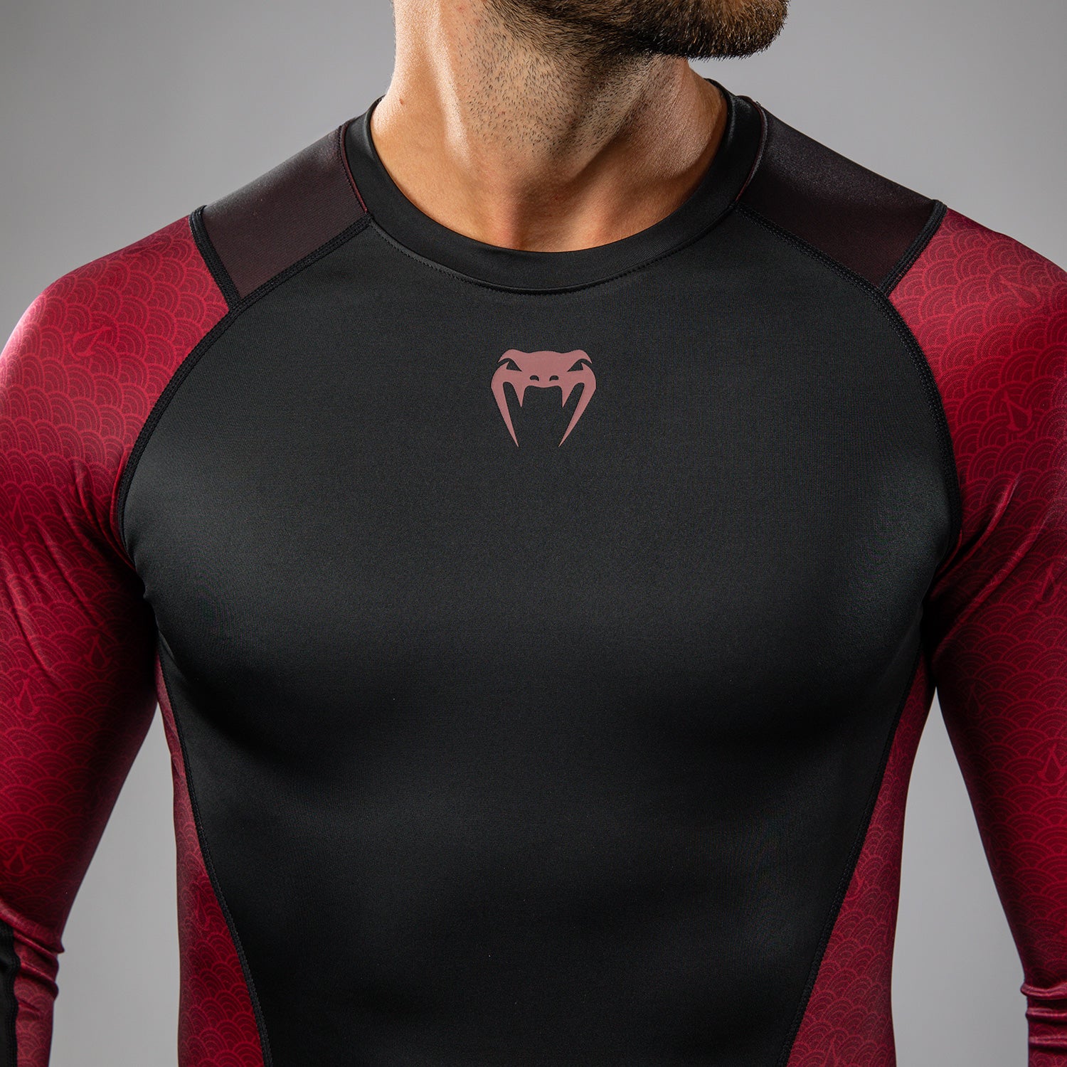 Rashguard à manches longues pour Hommes Venum x Assassin’s Creed Shadows - Bordeaux/Noir - product-type_T-Shirts de Compression