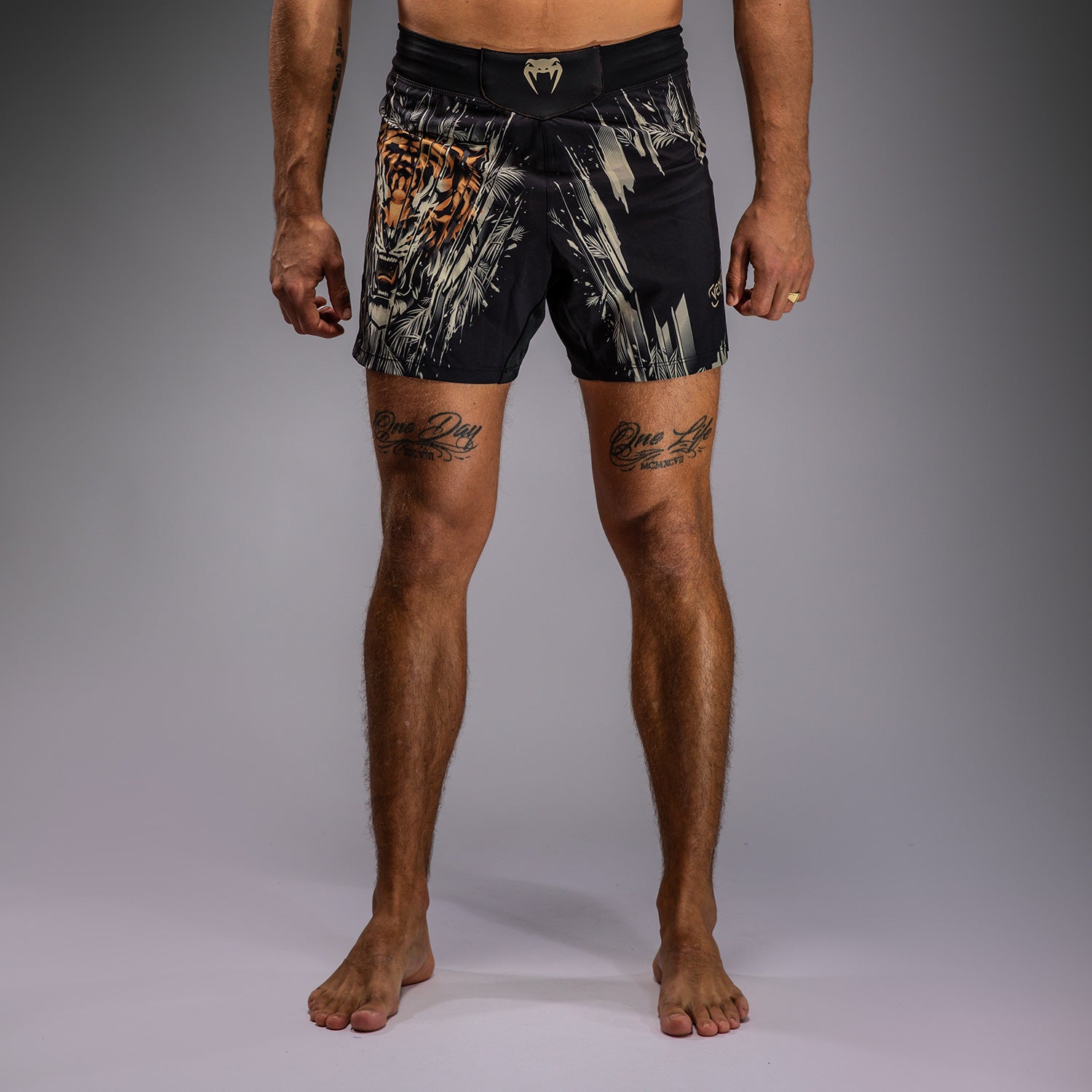Short de Combat Venum Tiger pour Hommes - Noir/Orange Néon - product-type_Shorts de MMA