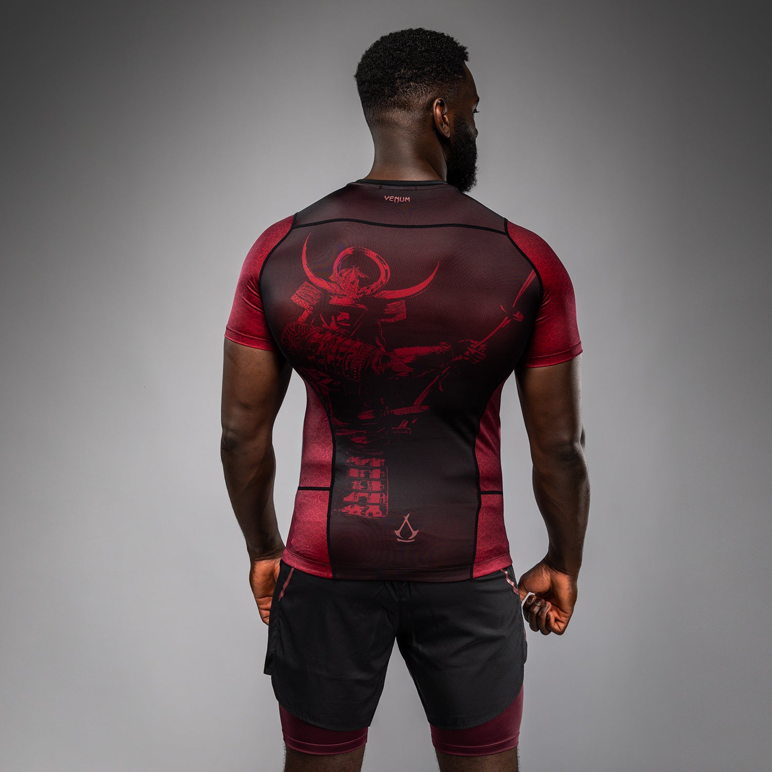 Rashguard à manches courtes pour Hommes Homme Venum x Assassin’s Creed Shadows - Bordeaux/Noir - product-type_T-Shirts de Compression