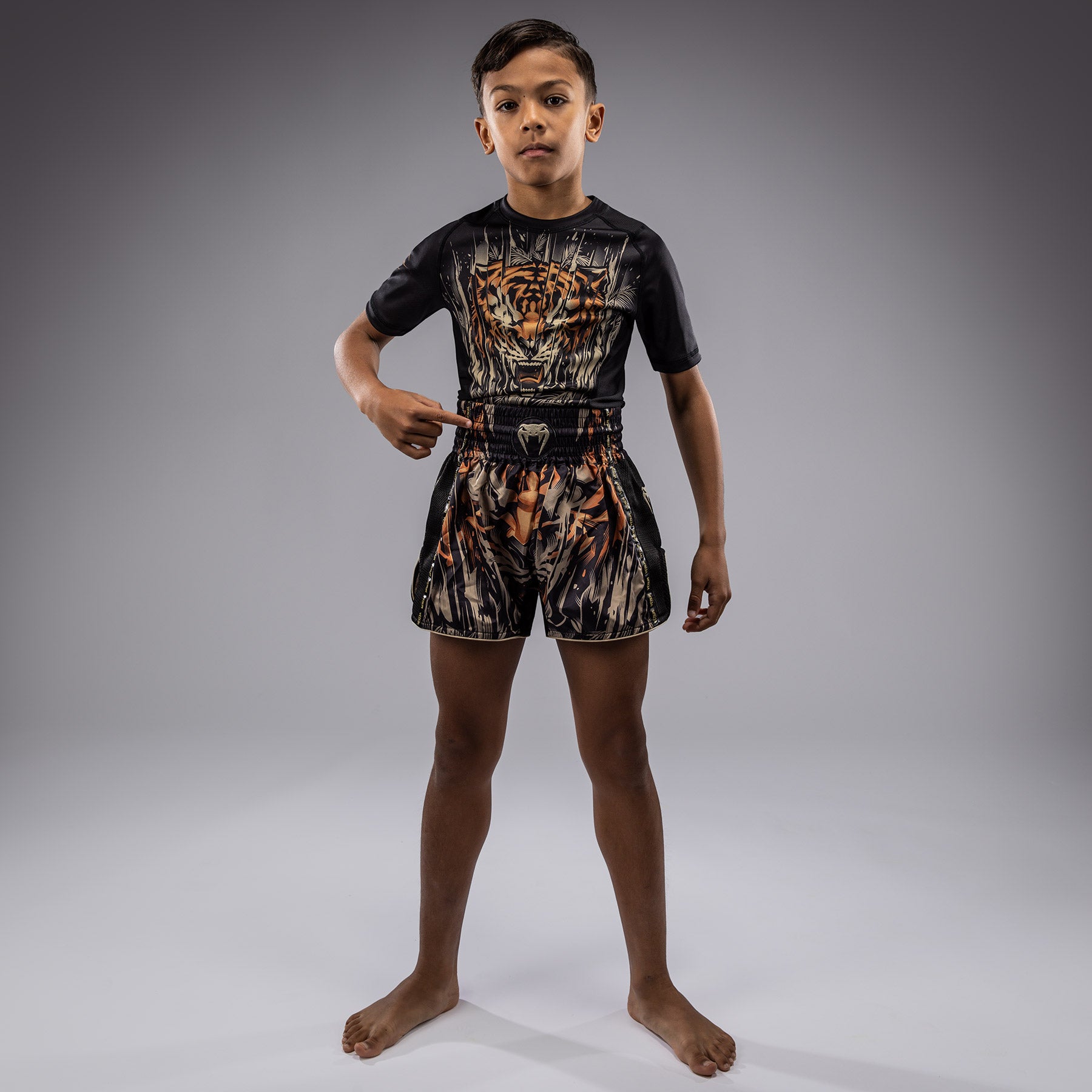 Short Muay Thai Venum Tiger pour Enfants - Noir/Orange Néon - product-type_Shorts de Muay Thai