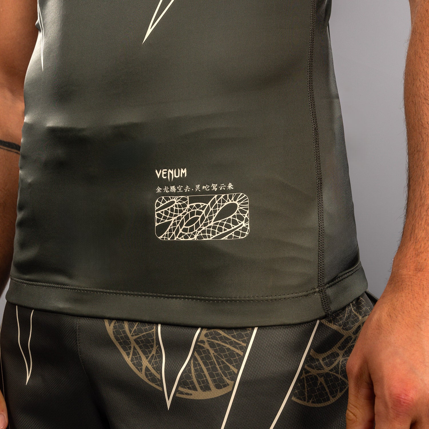 Rashguard Manches Courtes Venum Serpenti – Kaki/Bronze/Ivoire - product-type_T-Shirts de Compression