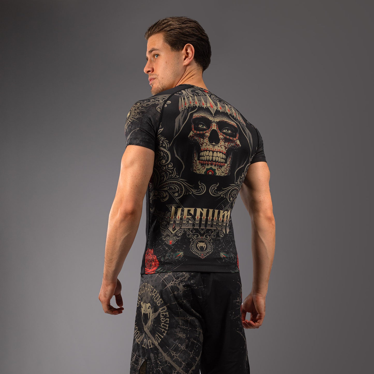 Rashguard à Manches Courtes pour Hommes Venum Santa Muerte 5.0 - Noir Profond/Or