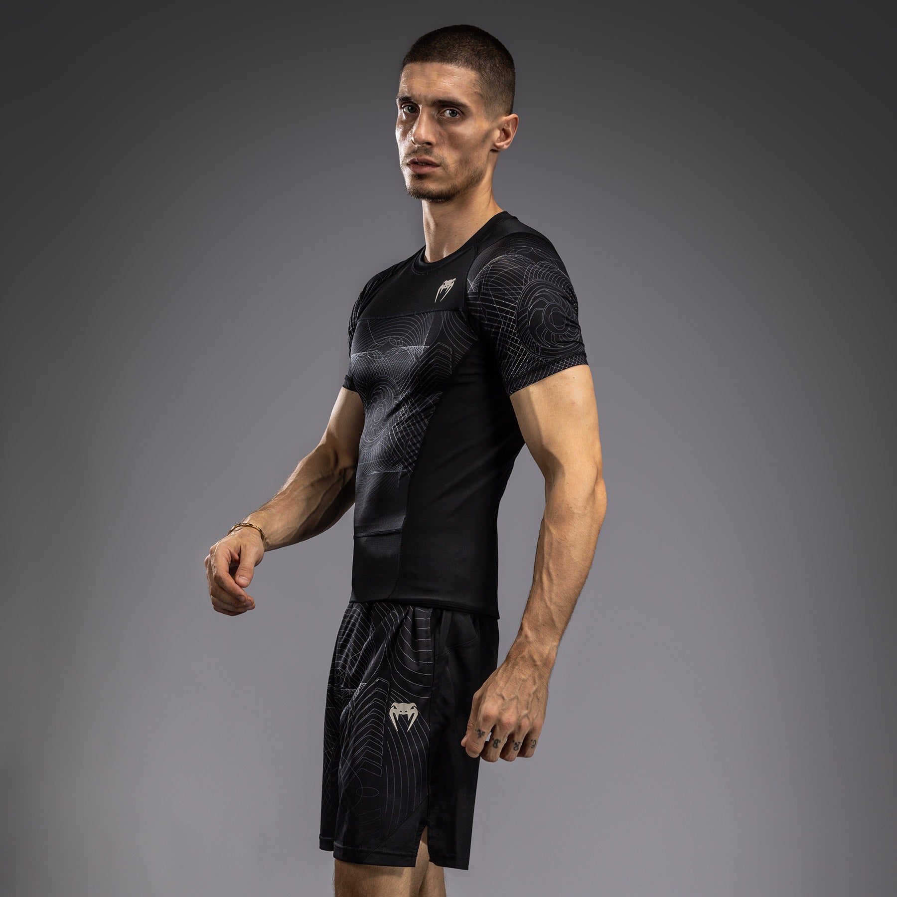 Rashguard à Manches Courtes Venum G-Fit Air pour Hommes - Noir Intense/Sable Désert - product-type_T-Shirts de Compression