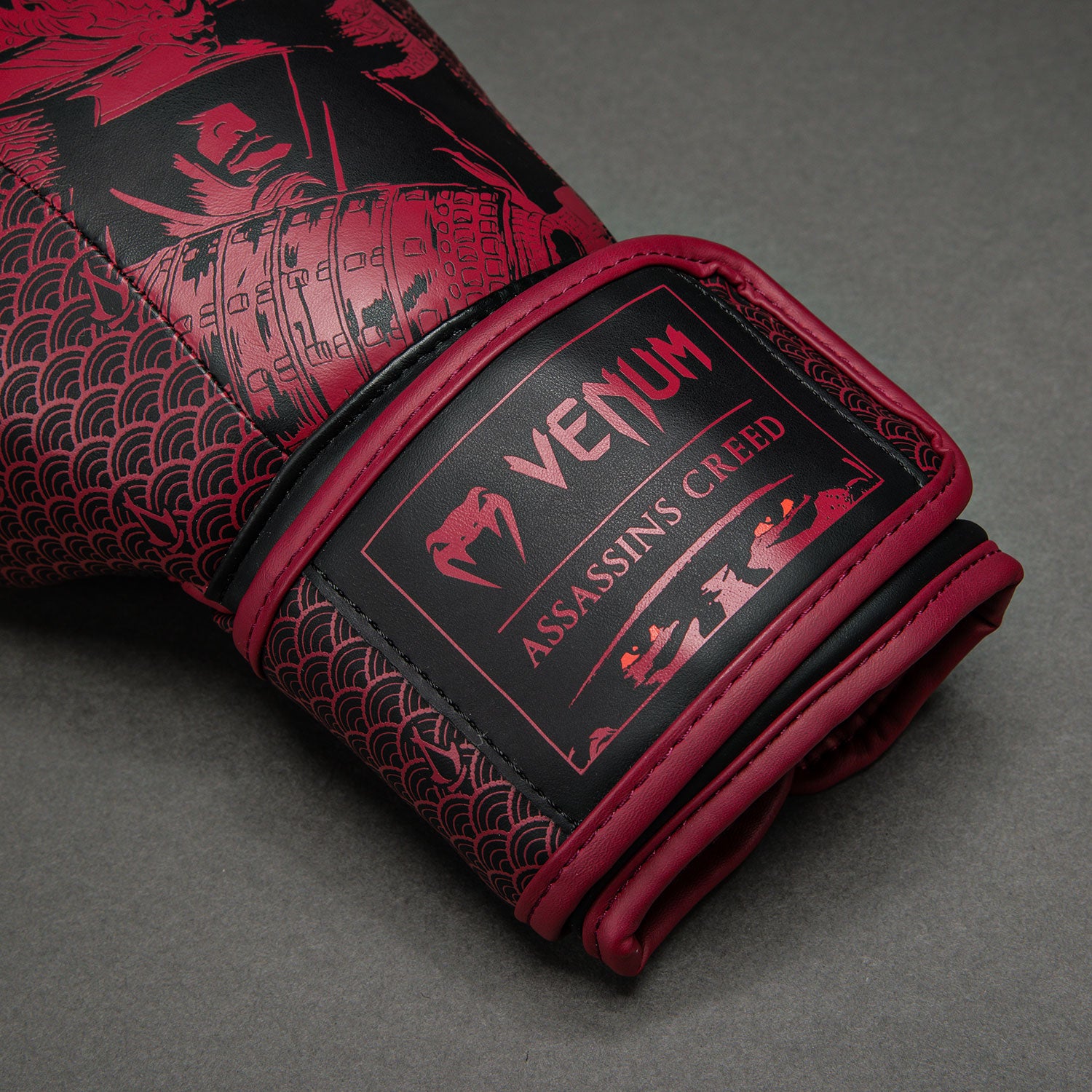 Gants de boxe Venum x Assassin's Creed Shadows - Bordeaux/Noir - product-type_Gants de boxe