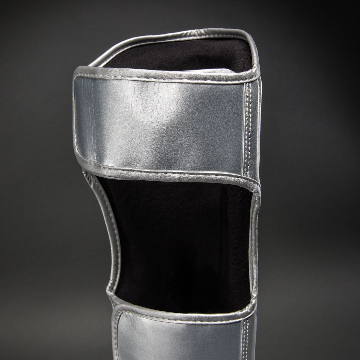 Protège-tibias Ringhorns Charger by Venum – Argent/Noir - product-type_Protège-tibias