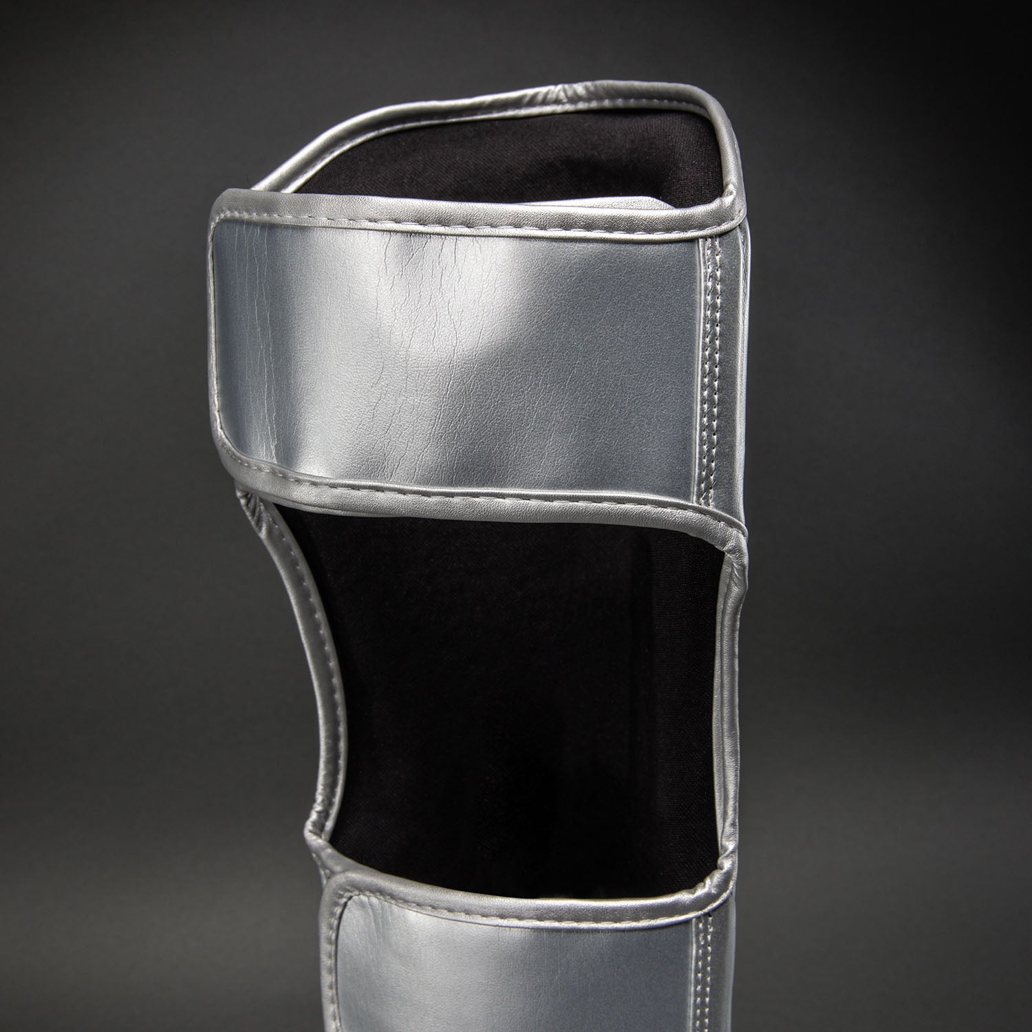 Protège-tibias Ringhorns Charger by Venum – Argent/Noir - product-type_Protège-tibias