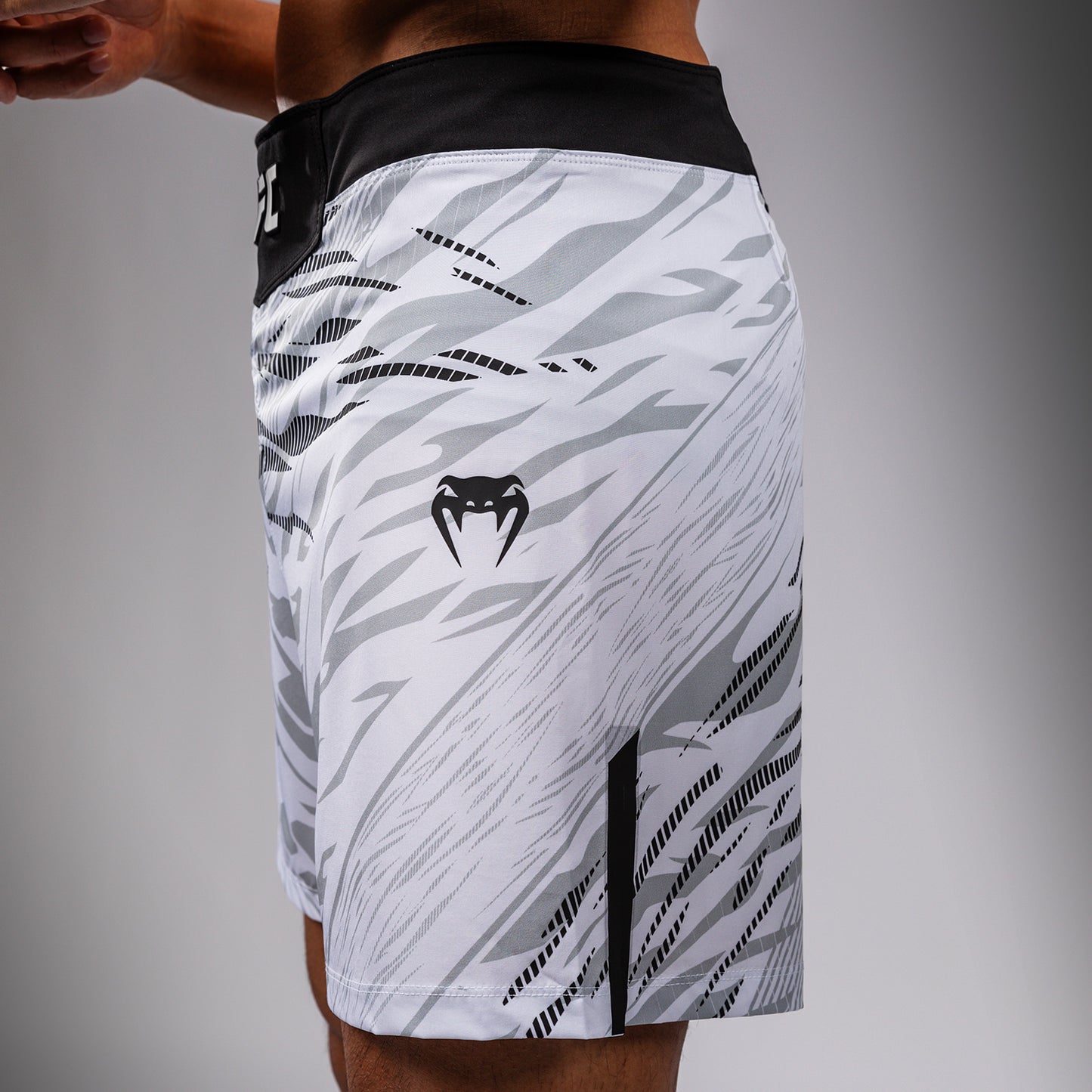 Shorts de Combat pour Hommes UFC Fusion by Venum Authentic Fight Night - Coupe Courte - Blanc - product-type_Shorts de MMA