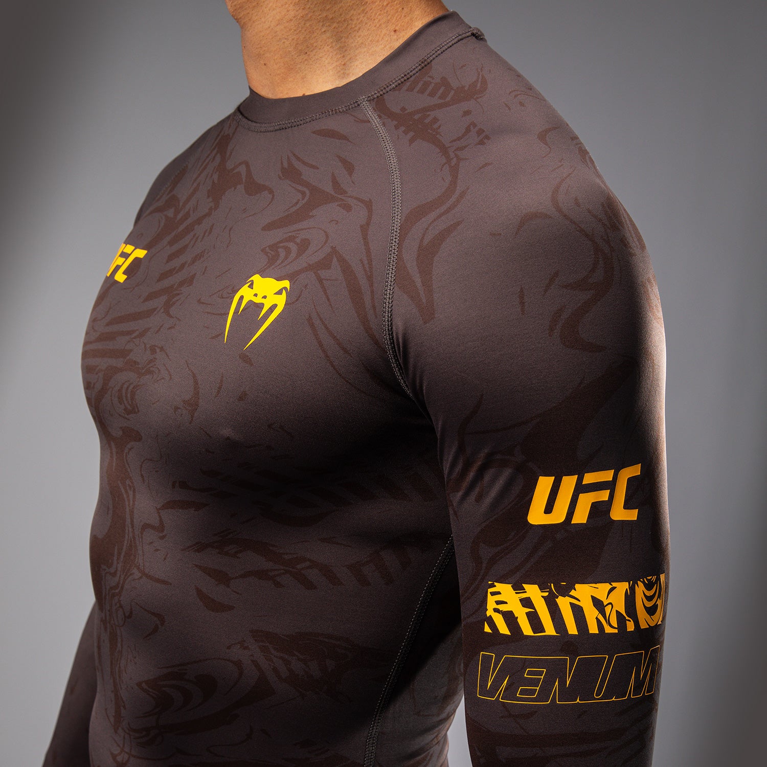 Rashguard Performance à Manches Longues pour Hommes UFC Fusion by Venum Fight Week - Marron Terrestre - product-type_T-Shirts de Compression