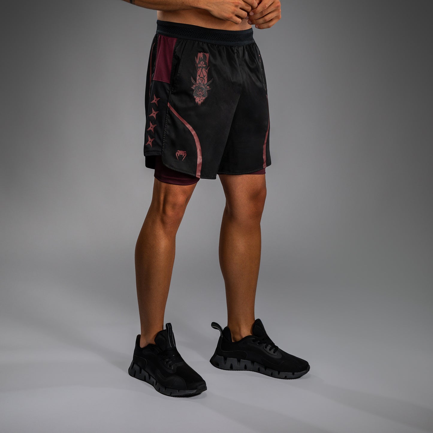 Short d'Entraînement pour Hommes Venum x Assassin’s Creed Shadows - Bordeaux/Noir - product-type_Shorts de training