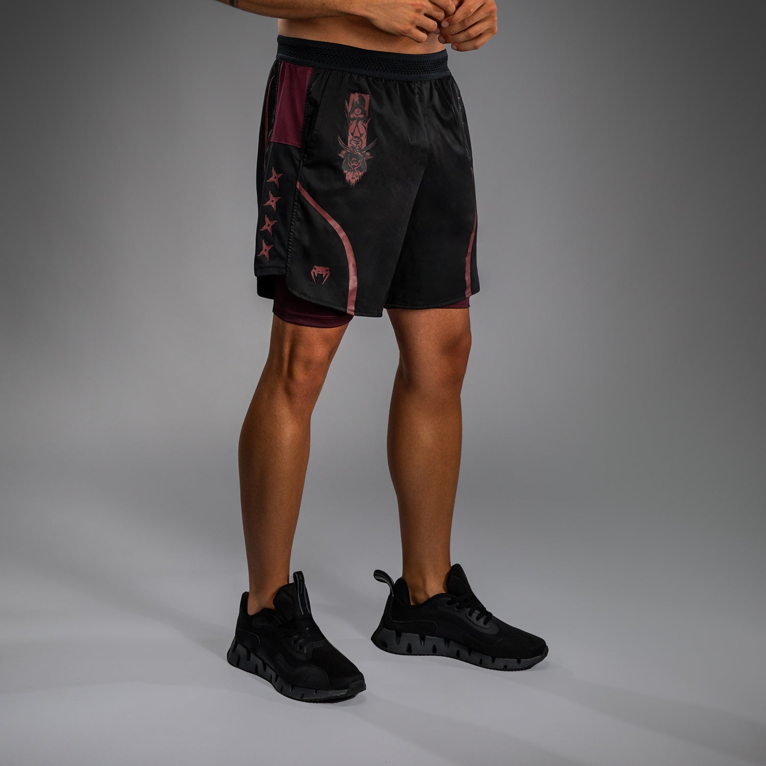 Short d'Entraînement pour Hommes Venum x Assassin’s Creed Shadows - Bordeaux/Noir - product-type_Shorts de training