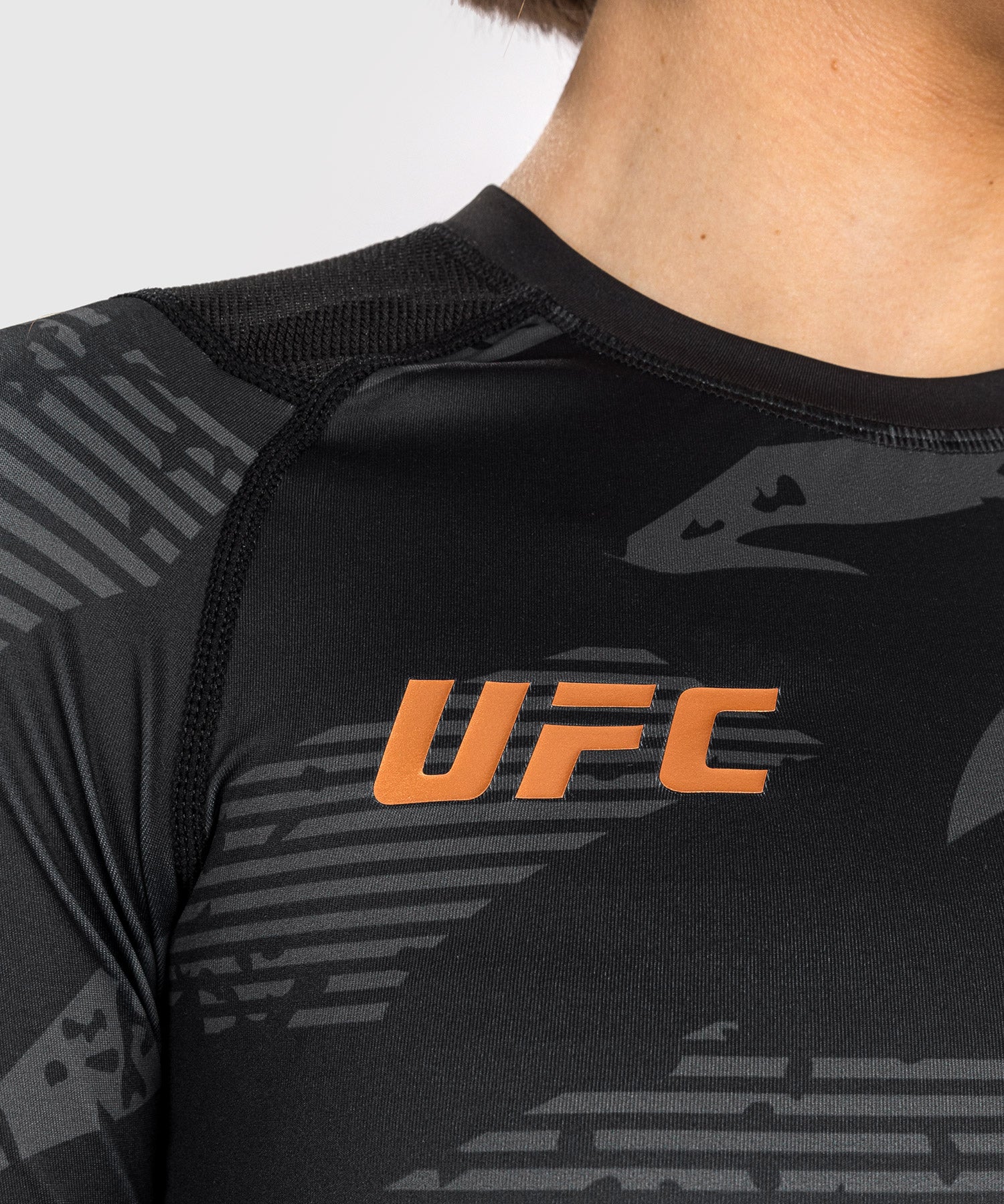 Rashguard À Manches Longues pour Femmes UFC Adrenaline by Venum Fight Week - Urban Camo - product-type_T-Shirts de Compression